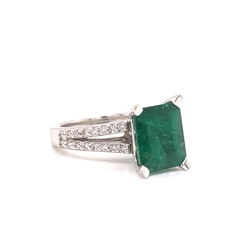 Diamond Emerald Platinum Ring 4.60 TCW Certified In New Condition For Sale In Brooklyn, NY