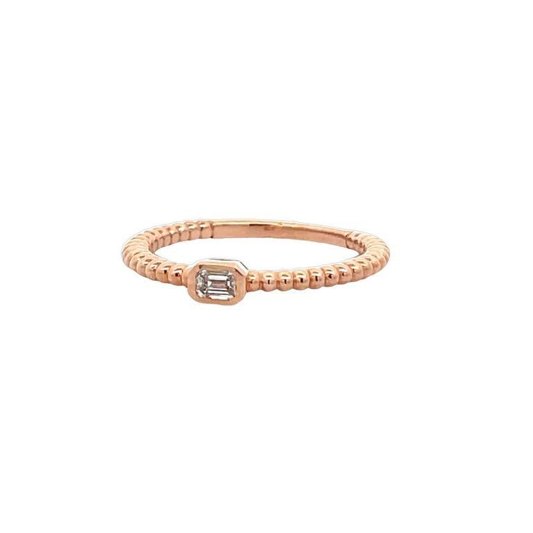Questo semplice ed elegante anello a fascia con diamante solitario è il simbolo perfetto del tuo impegno d'amore, con te stesso o con una persona importante per te. Questo particolare design ti fa apparire molto elegante, è un design moderno per le