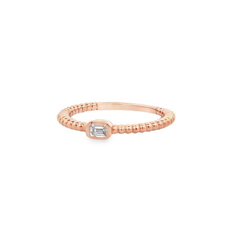 Anello con smeraldo e diamante da 0,10 carati in oro rosa, colore G e purezza VS In condizioni Nuovo in vendita a New York, NY