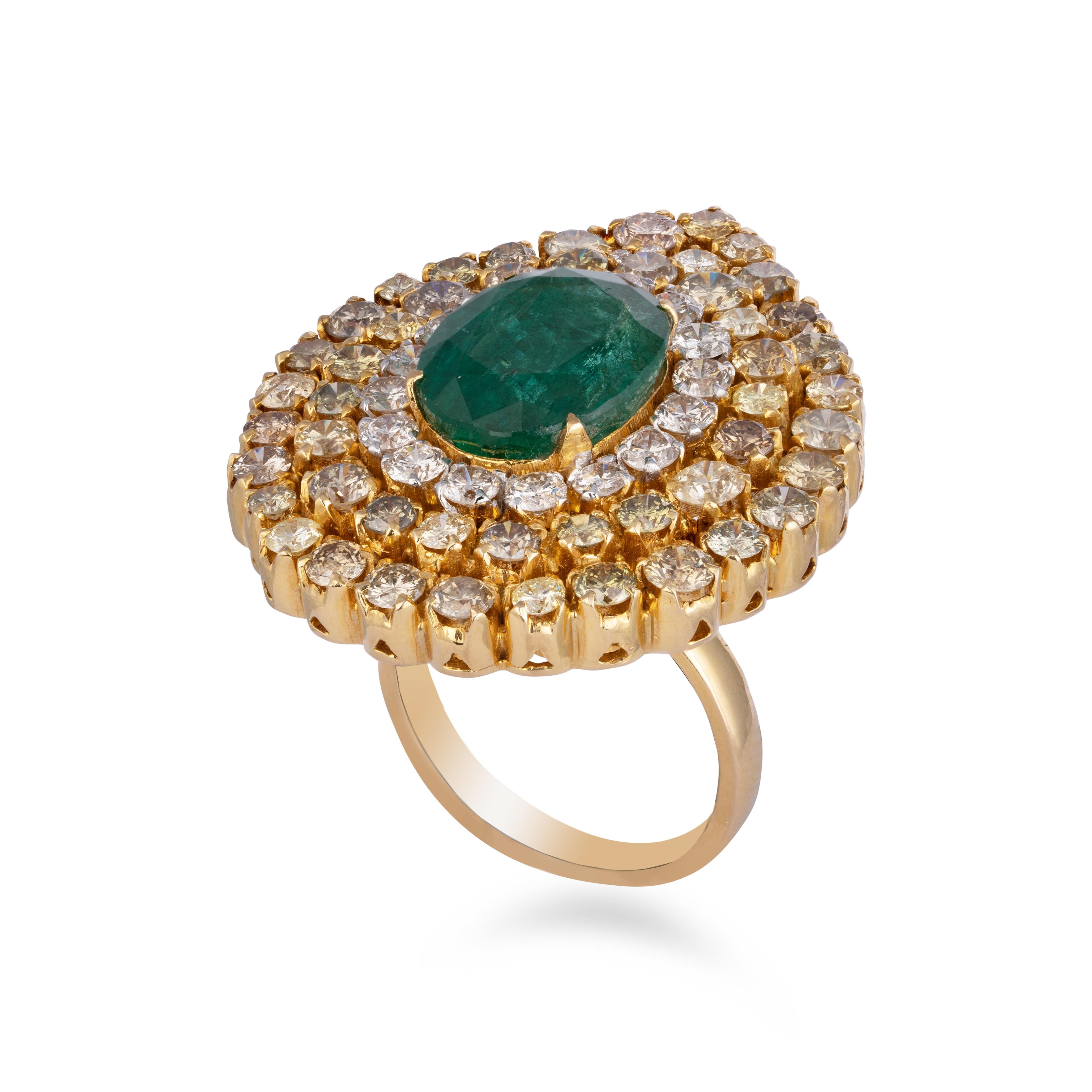 Diamond Emerald Ring in 18k gold  In New Condition For Sale In New York, NY