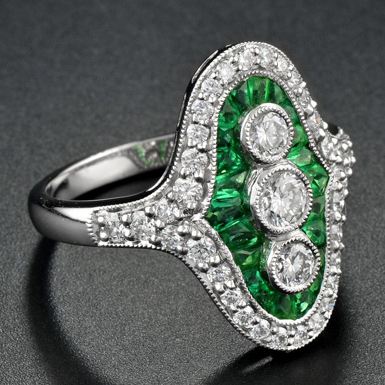 Diamant- und Smaragdring mit drei Steinen im französischen Schliff aus Platin950 (Französischer Schliff) im Angebot
