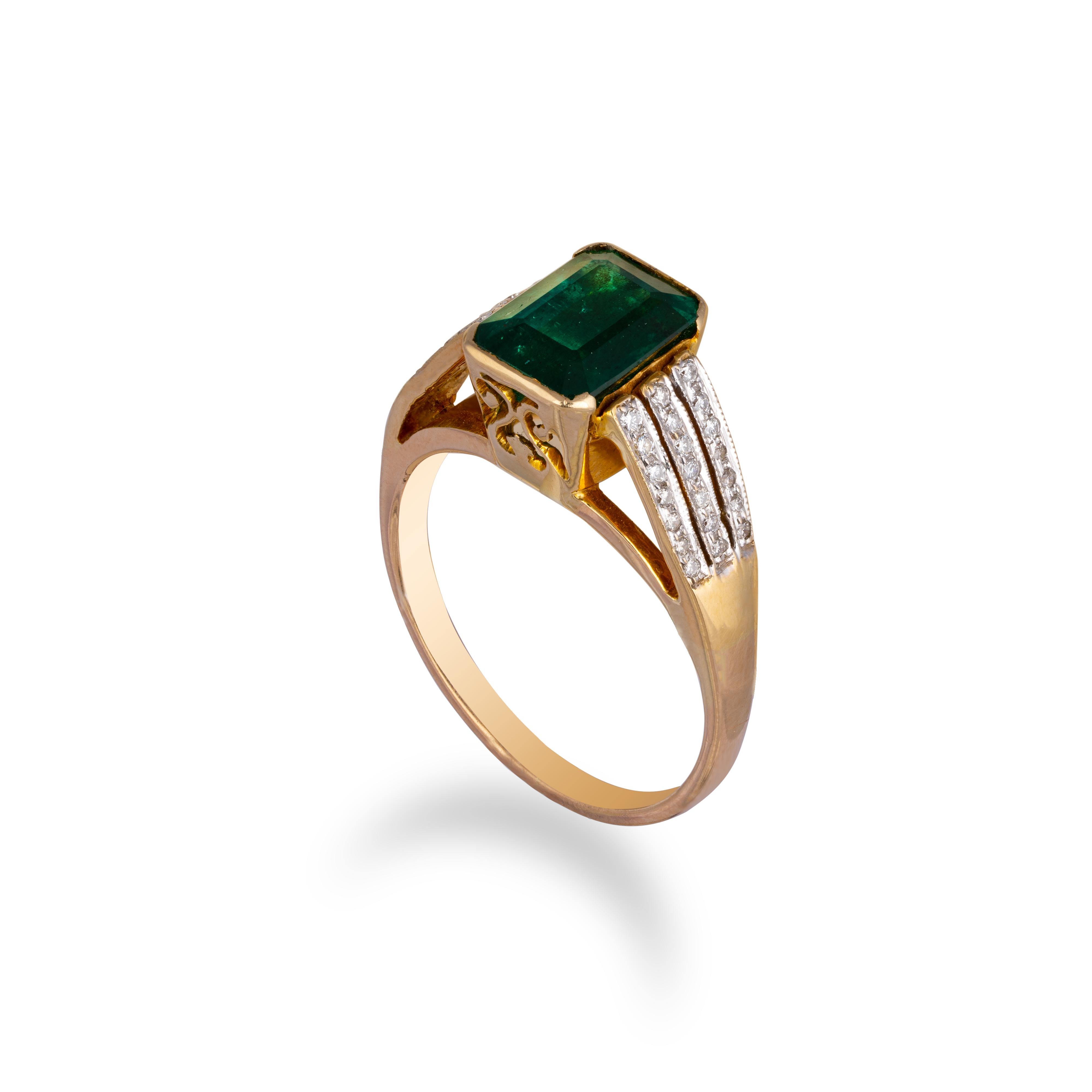 Women's Diamond Emerald Ring in 18k gold  For Sale