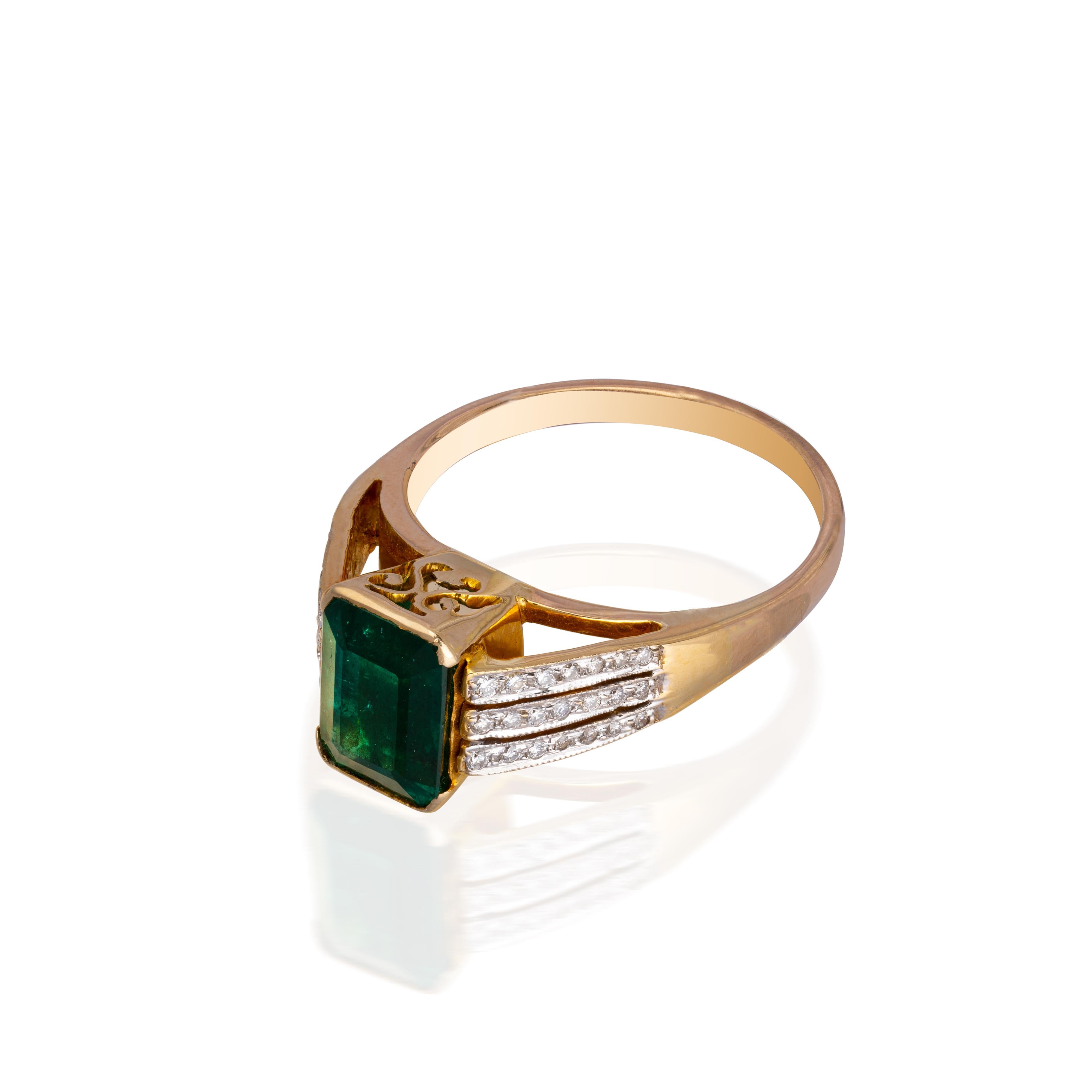 0.15cts Diamond & 2.25cts Emerald gold Ring In New Condition For Sale In jaipur, IN
