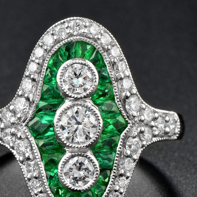 Diamant- und Smaragdring mit drei Steinen im französischen Schliff aus Platin950 im Angebot 1