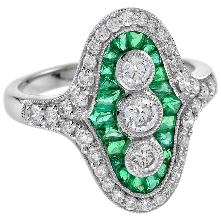 Diamant- und Smaragdring mit drei Steinen im französischen Schliff aus Platin950 im Angebot