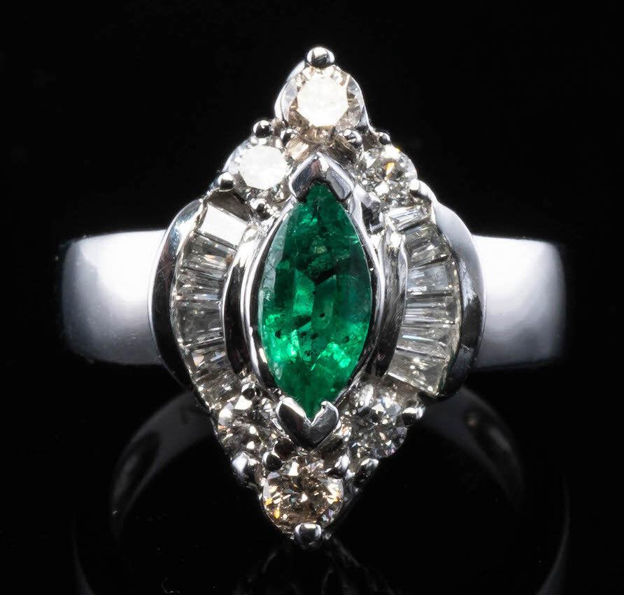 Este anillo está finamente elaborado en oro blanco macizo de 14 quilates y engastado con esmeralda y diamantes auténticos extraídos de la Tierra. La Esmeralda talla marquesa mide 8 mm x 4 mm (.60 ct). Se trata de una gema de buena calidad con
