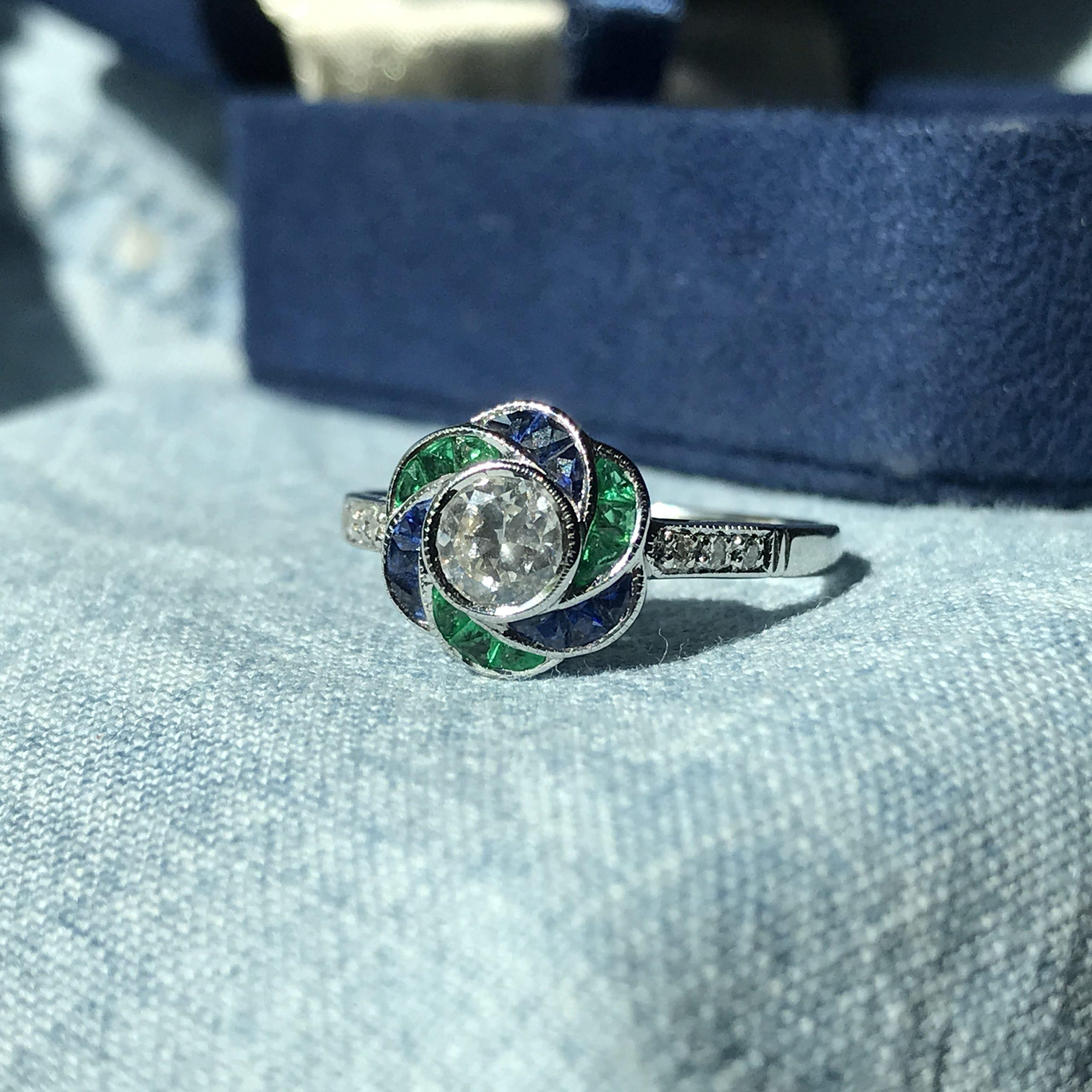 De las mujeres Anillo de diamantes y zafiro esmeralda talla fantasía halo flor de rosa estilo art déco en venta