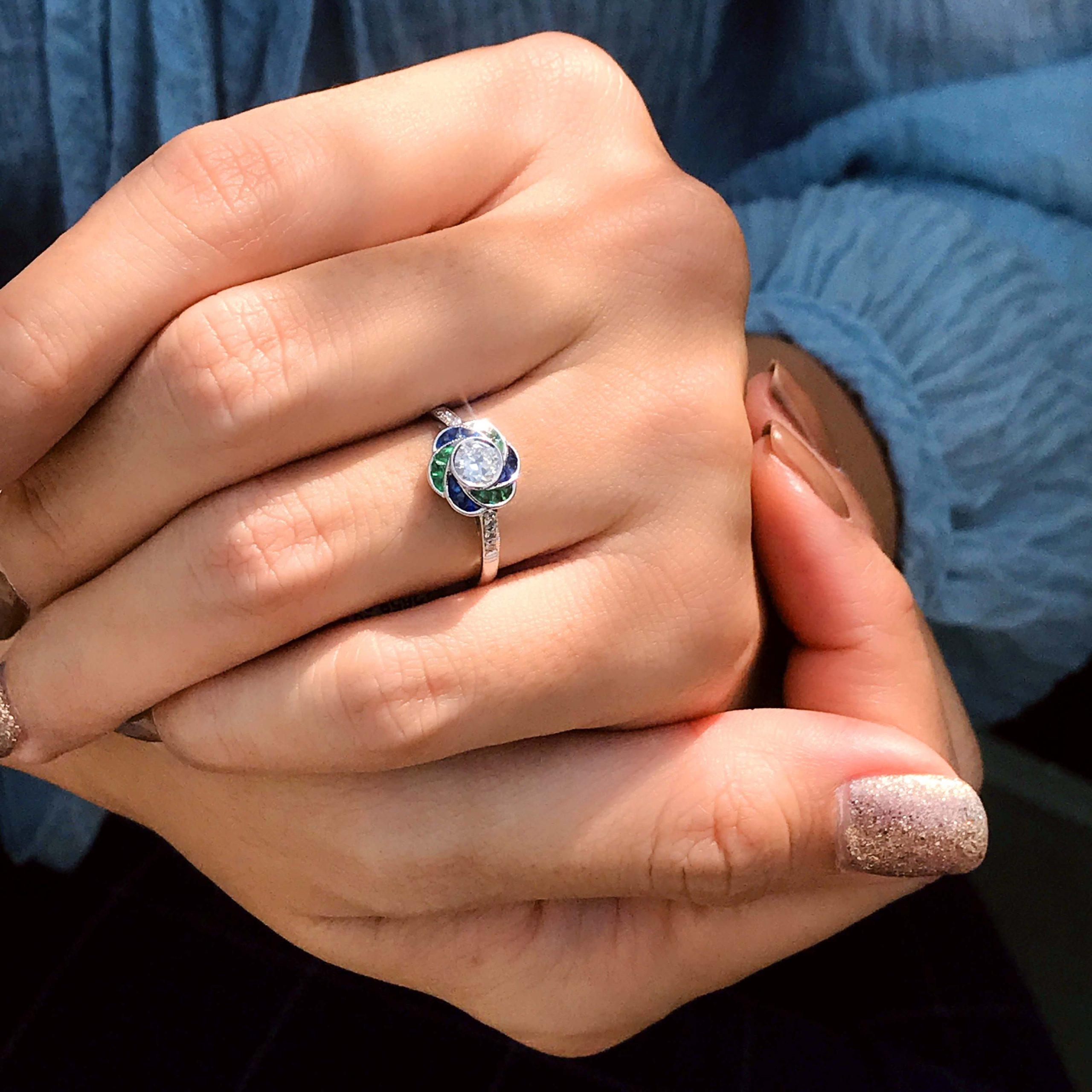 Anillo de diamantes y zafiro esmeralda talla fantasía halo flor de rosa estilo art déco en venta 1