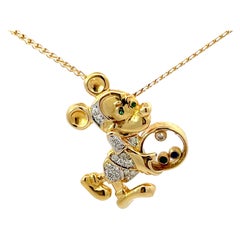 Collier pendentif Mickey Mouse en or jaune massif 18 carats, diamant, émeraude et saphir