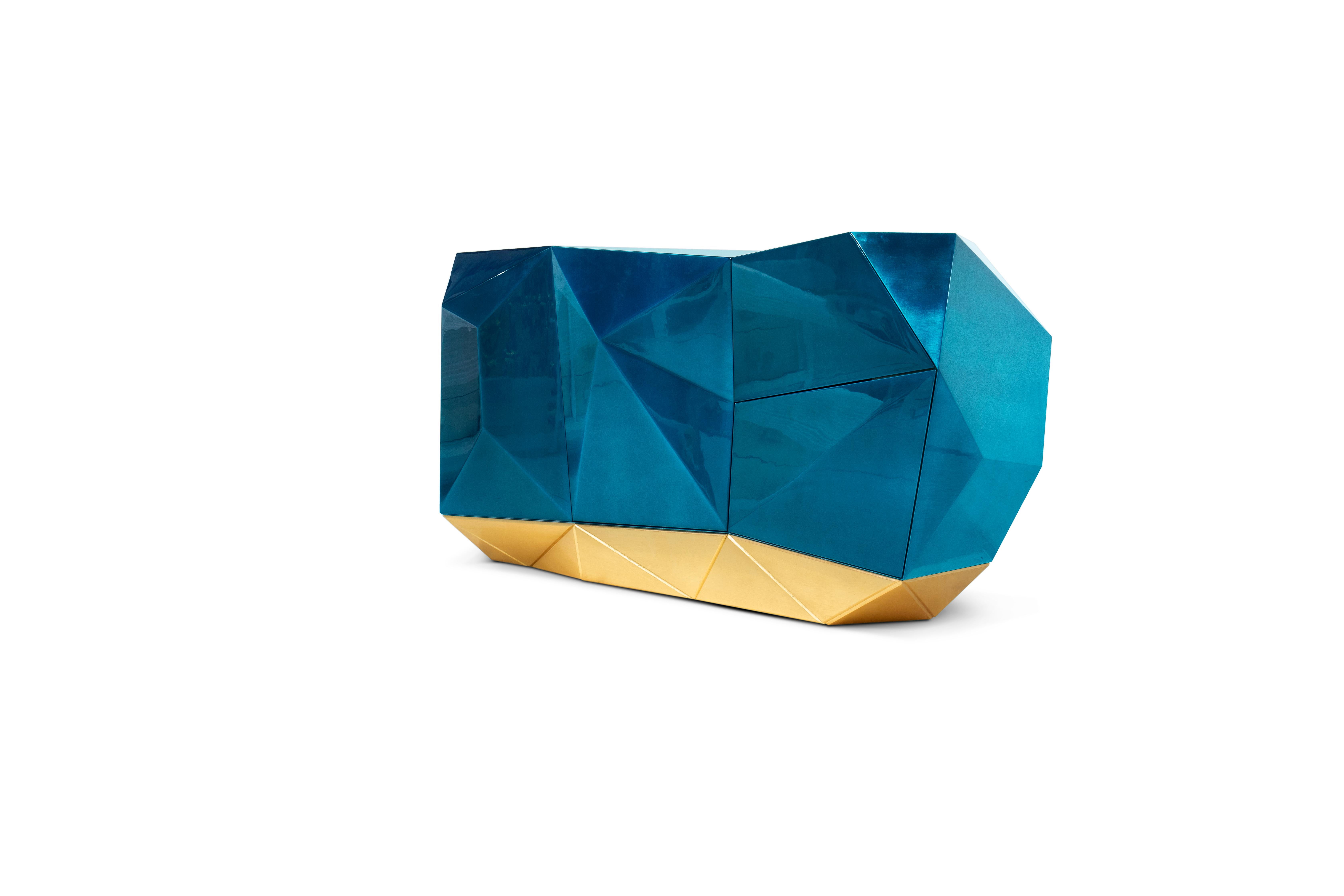 Das Diamond Sideboard soll das Juwel in der Krone der portugiesischen Marke Boca do Lobo sein. Es spiegelt das Know-how und die Quintessenz des Möbeljuweliers wider und verdient zweifelsohne seinen Titel. Dieses opulente Objekt voller Ressourcen und