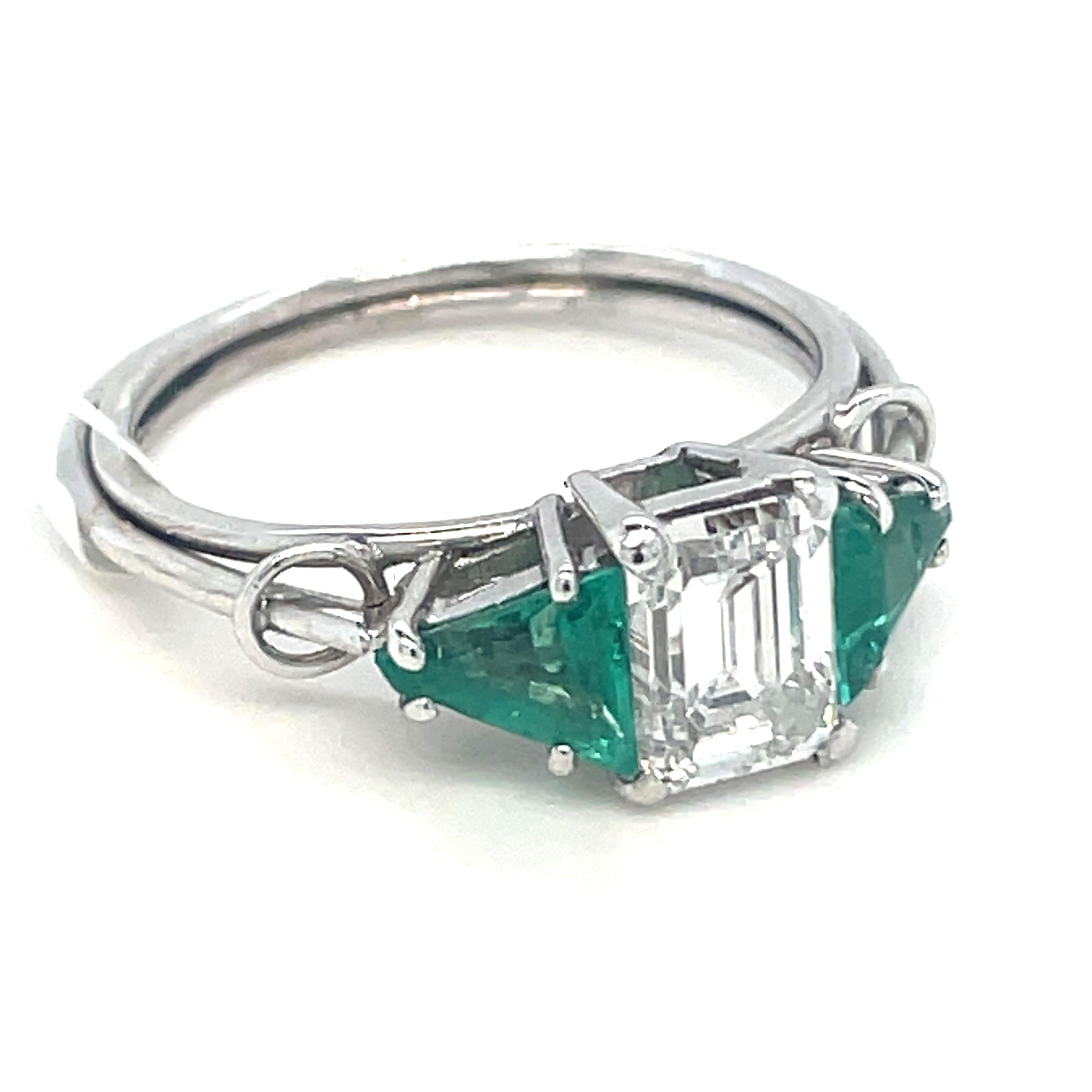 Bellissimo anello trilogy con diamanti e smeraldi scintillanti.
Anello con smeraldo e diamante realizzato in oro bianco 18 carati con al centro un diamante taglio smeraldo da 1,00 carati, colore F, purezza Vs2. 
forma di scudo (trilione) 2 smeraldi 