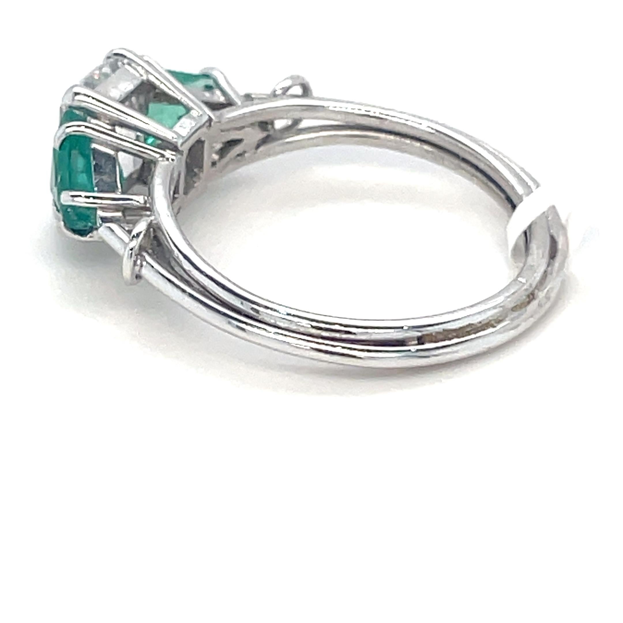 Anello con trilogia di diamanti e smeraldi in oro bianco 18 carati In condizioni ottime in vendita a London, GB