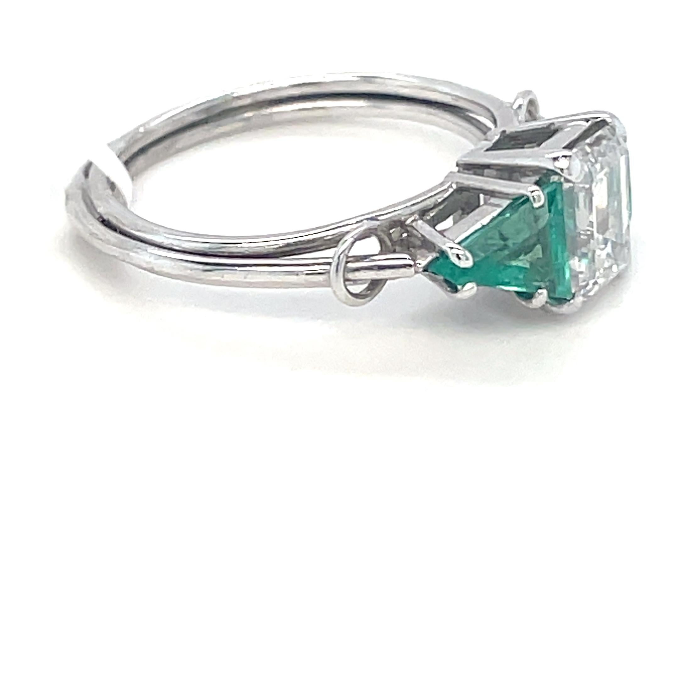 Anello con trilogia di diamanti e smeraldi in oro bianco 18 carati in vendita 1