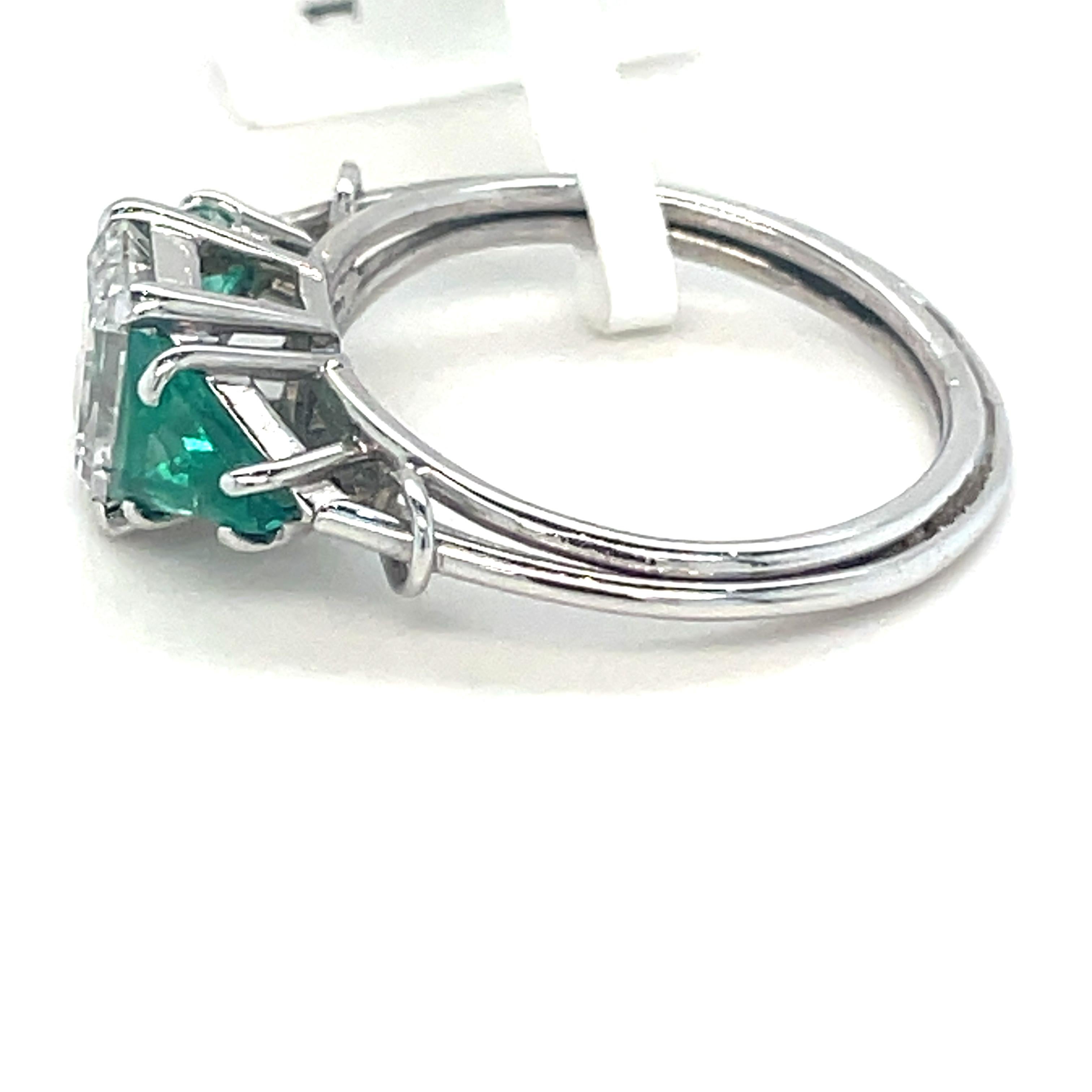 Anello con trilogia di diamanti e smeraldi in oro bianco 18 carati in vendita 2