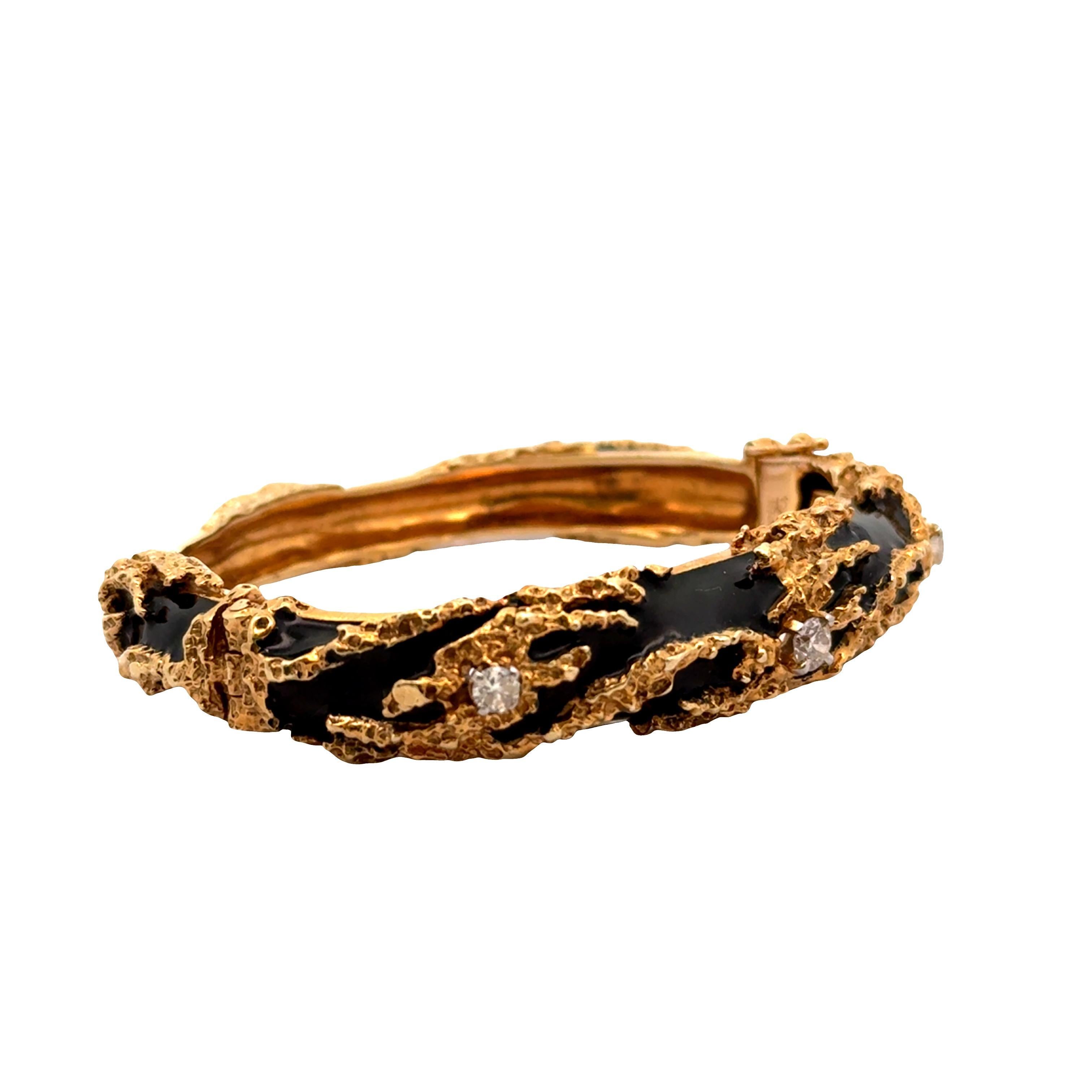 Una pulsera brazalete contemporánea, con un diseño texturizado e intrincados detalles de esmalte. La pulsera está adornada con diamantes blancos redondos, con un total de 0,35 quilates, que añaden un toque de elegancia y brillo. Elaborada en oro