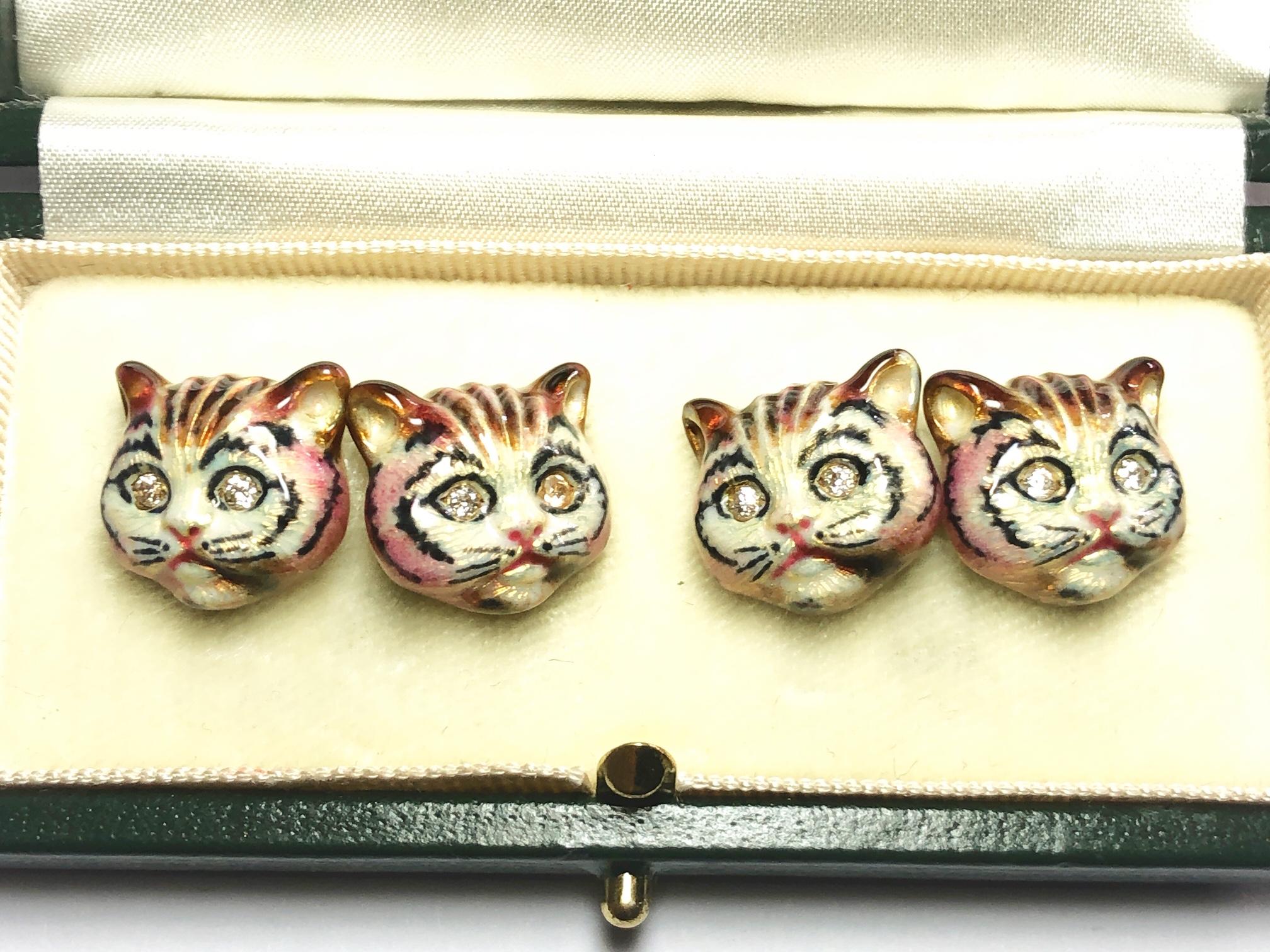 Ein Paar moderne, emaillierte Katzenmanschettenknöpfe mit brauner, cremefarbener, schwarzer und rosafarbener Emaille, die Tabby-Muster darstellen, mit runden Brillantschliff- und Altschliff-Diamantaugen, montiert in 18-karätigem Gold, mit