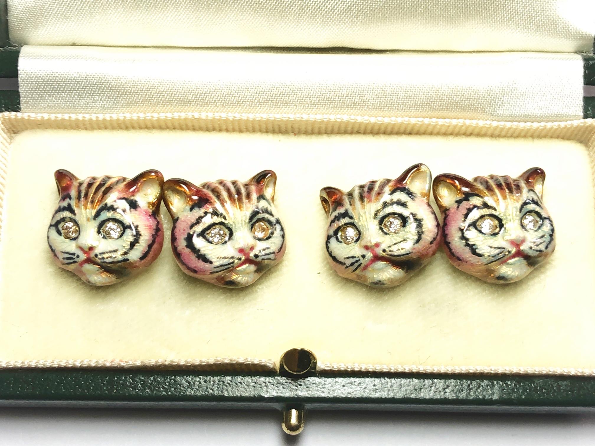 Un par de gemelos modernos, esmaltados, de gato, con esmalte marrón, crema, negro y rosa, representando marcas atigradas, con ojos redondos de talla brillante y talla antigua engastados con diamantes, montados en oro de 18 ct, con enganches,
