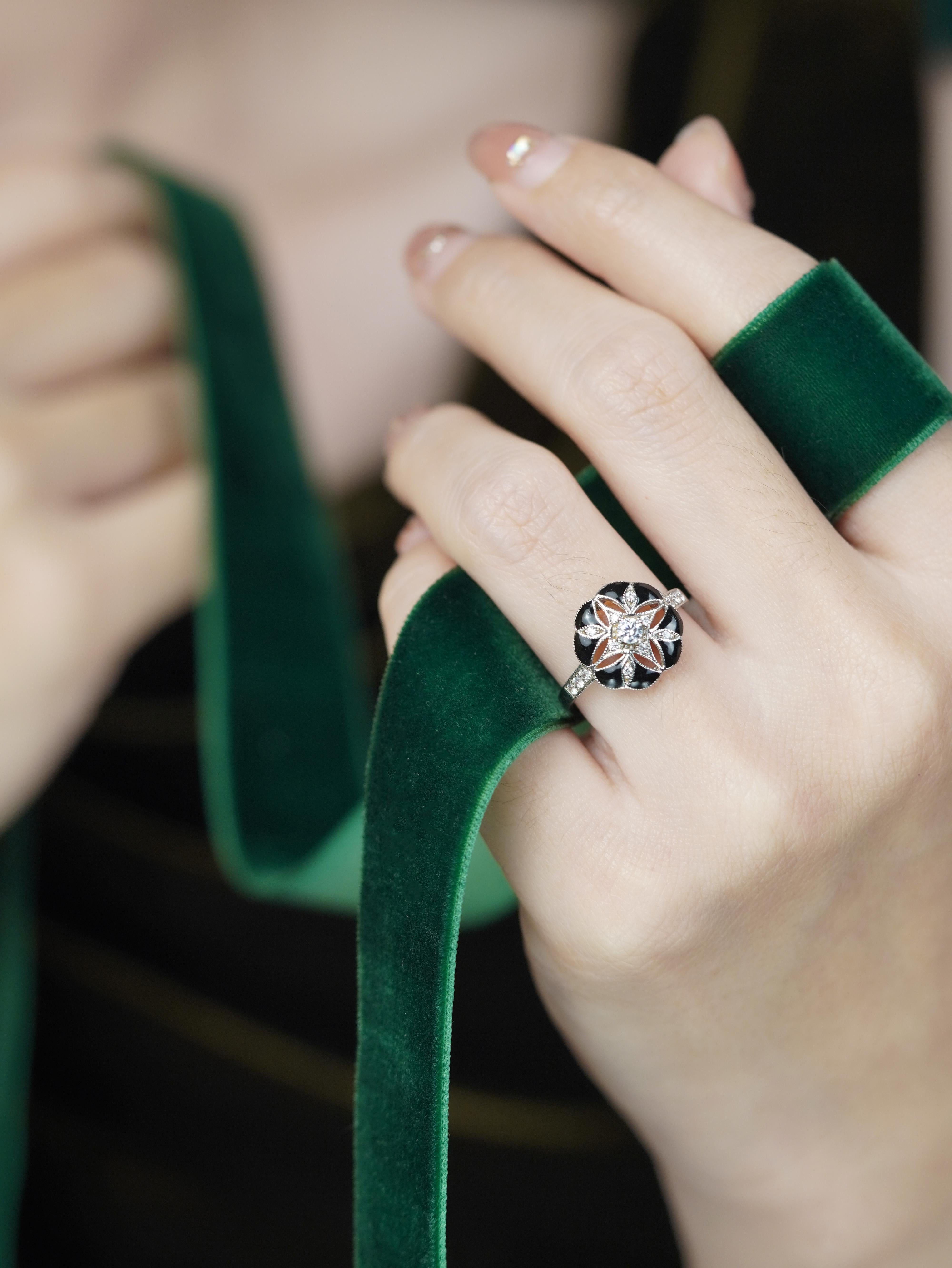 La bague florale émaillée de diamants de style vintage en or blanc 14 carats incarne l'harmonie du yin et du yang, équilibrant l'élégance intemporelle et l'audace artistique. Ses diamants étincelants complètent le motif floral en émail complexe,