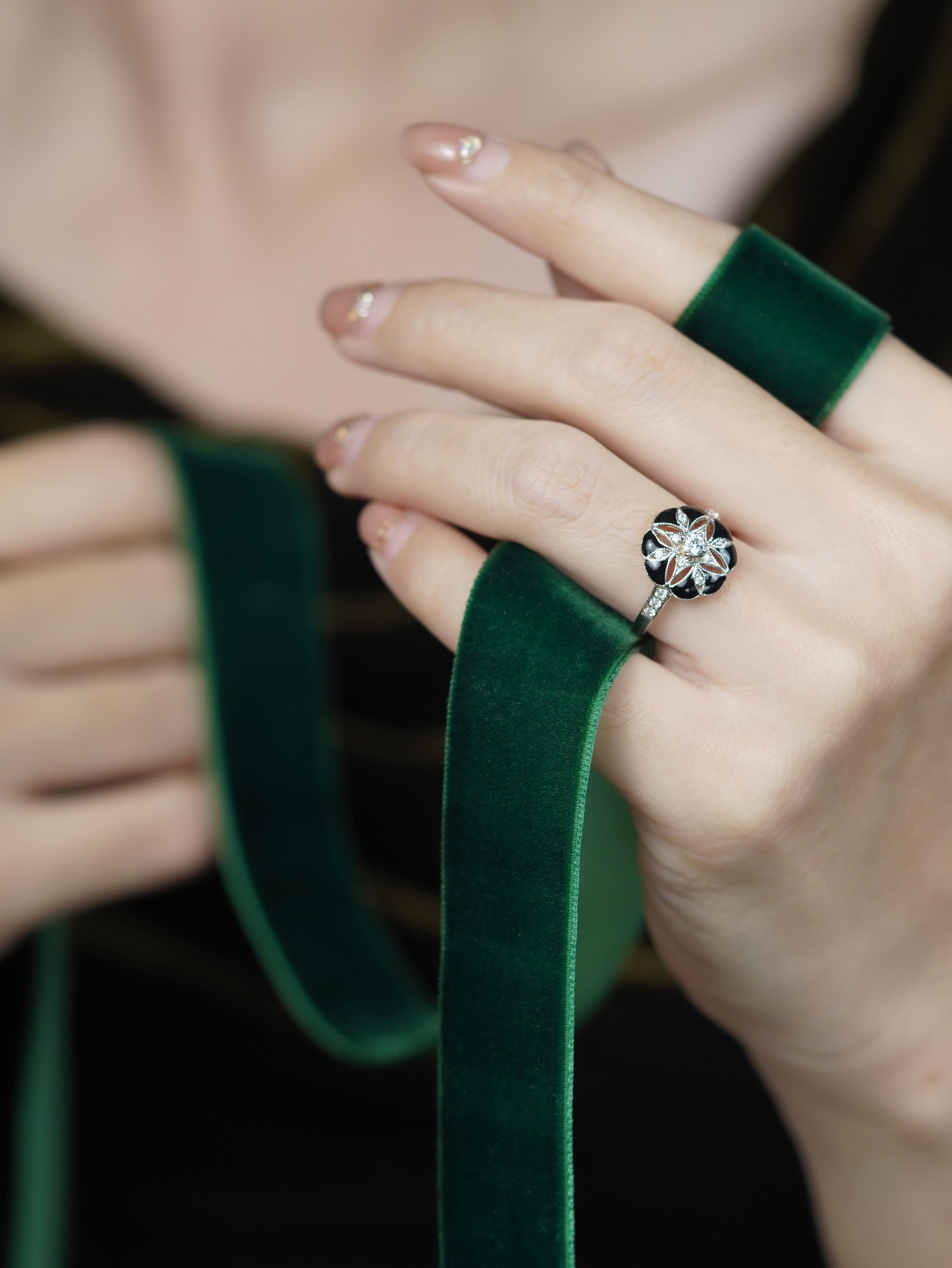 Taille ronde Bague florale de style Art déco en or blanc 14 carats, émaillée de diamants en vente