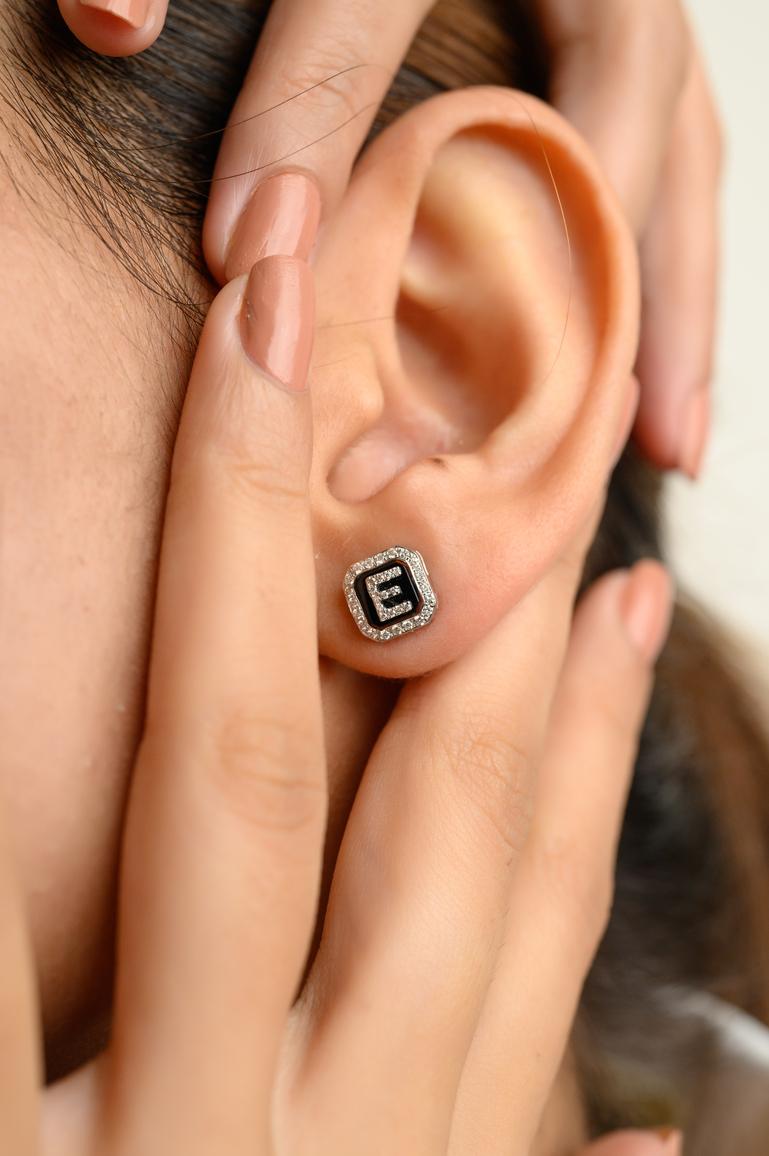 Taille ronde Boucles d'oreilles en or blanc massif 18k avec diamant et émail E Initial Pushback en vente