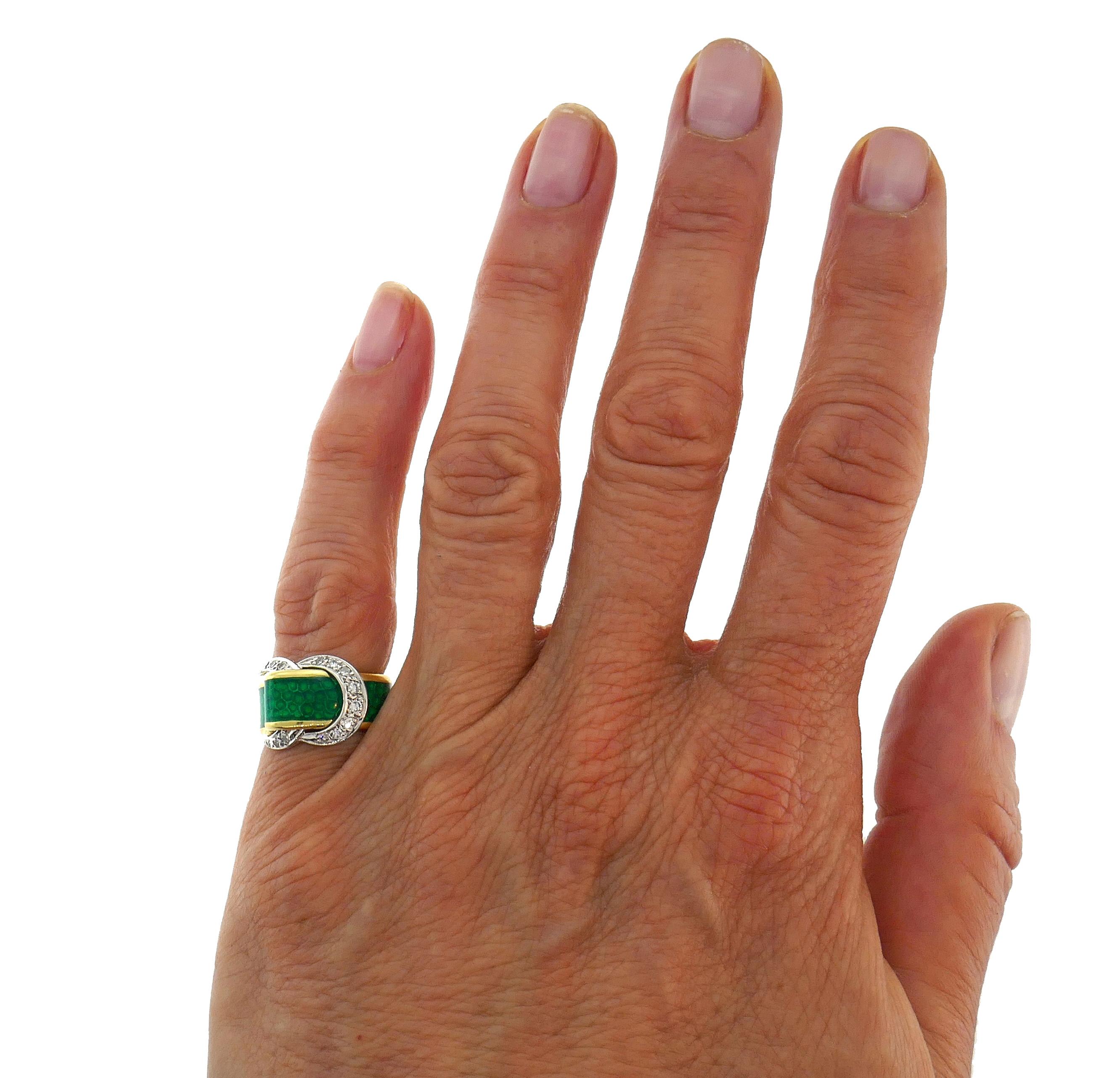 Wunderschöner Schnallenring aus den 1960er Jahren. 
Gefertigt aus 18 Karat (geprüft) Gelbgold und grüner Wabenemaille von erstaunlicher Qualität, akzentuiert mit vierzehn Diamanten im Einzelschliff (Farbe H-I, Reinheit VS, Gesamtgewicht ca. 0,22