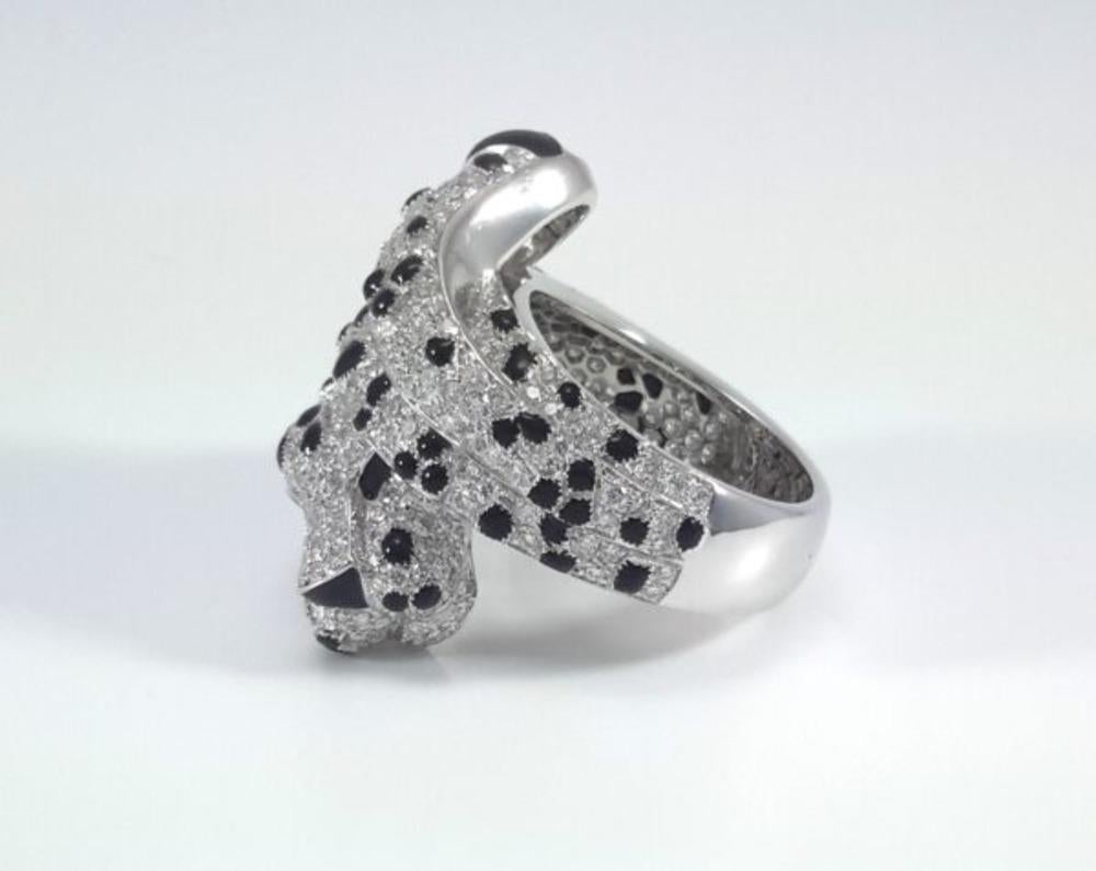 Fai una dichiarazione feroce con questo anello con pantera unico nel suo genere, sapientemente realizzato in oro bianco 18 carati e dal peso di quasi 16 grammi. Con 2,63 carati di diamanti incastonati e macchie di smalto nero, questo pezzo audace dà