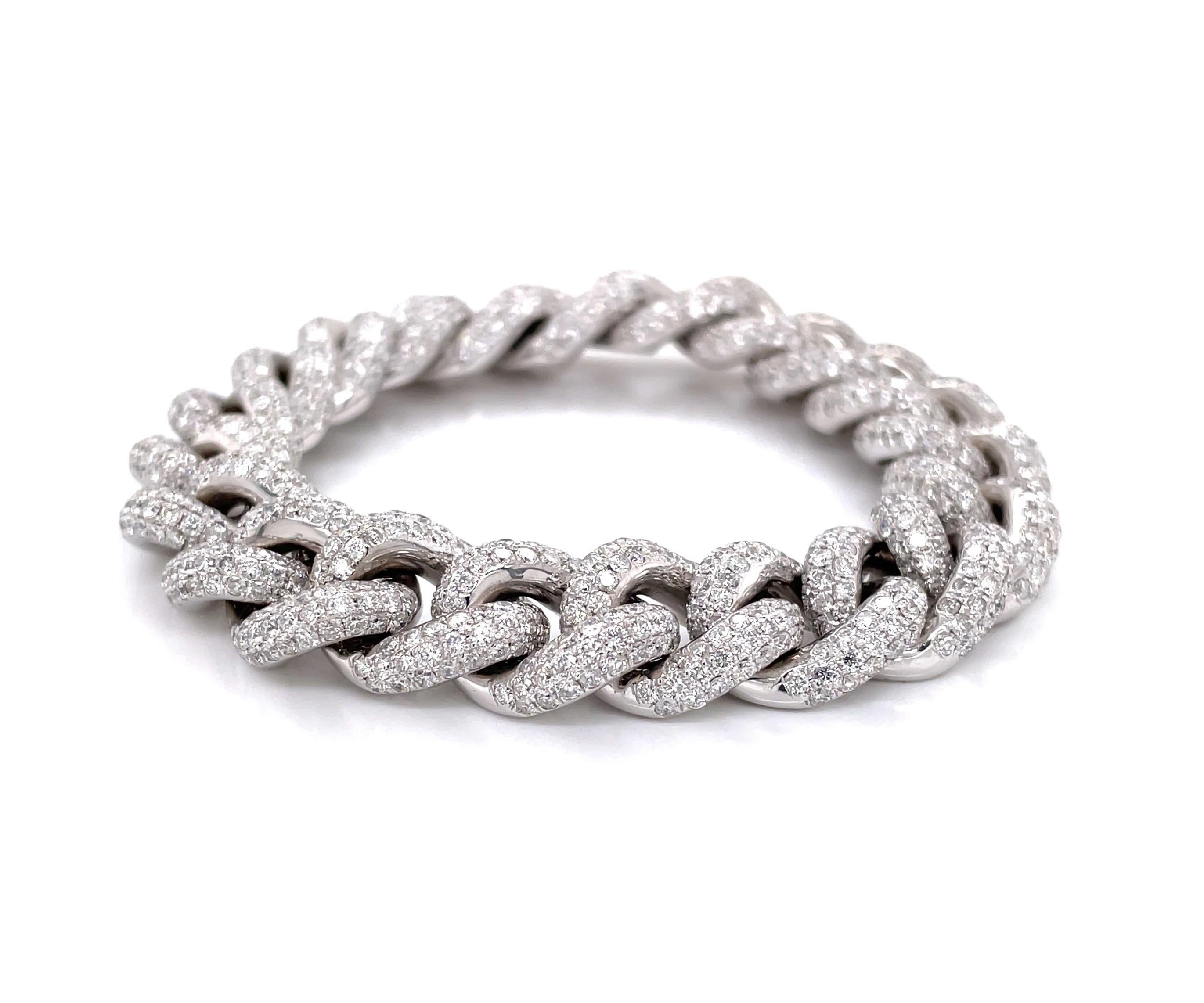 D'une élégance glaciale avec plus de mille deux cents diamants blancs ronds à facettes H/VS de 0,02 carat, ce superbe bracelet à maillons cubains en or blanc 18 carats a un poids total en carats de 24,36 carats.  Exquisément confectionné dans une