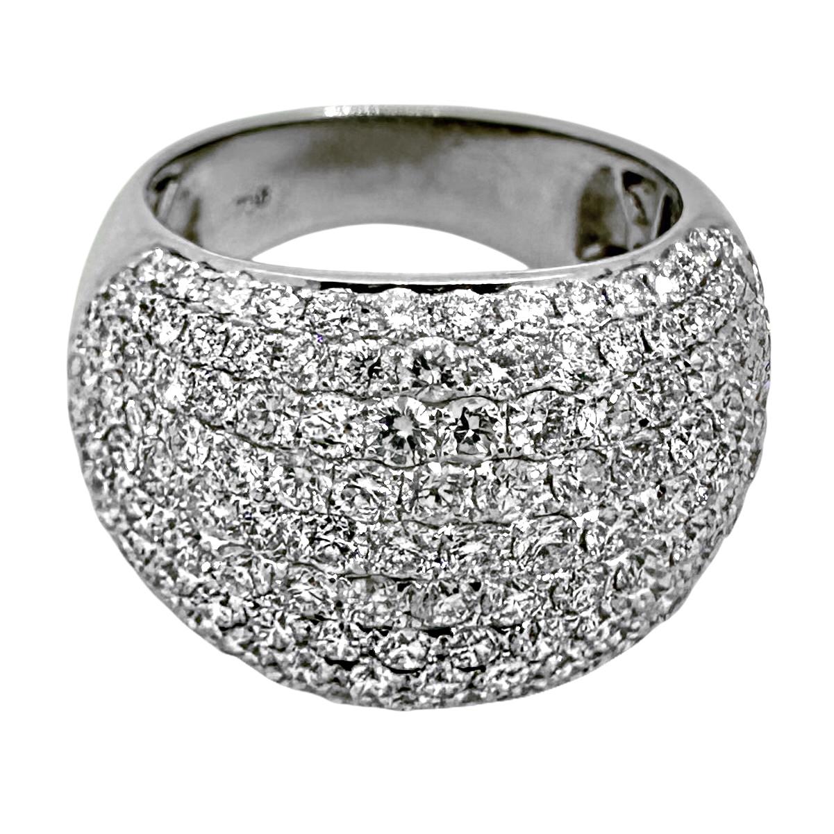 Dieser schimmernde Bombenkuppelring aus 18 Karat Weißgold ist mit über 150 modernen runden Diamanten im Brillantschliff mit einem Gesamtgewicht von ca. 2,25 ct besetzt. Die Qualität des Diamanten ist insgesamt von Farbe H und Reinheit VS2-SI2. Die