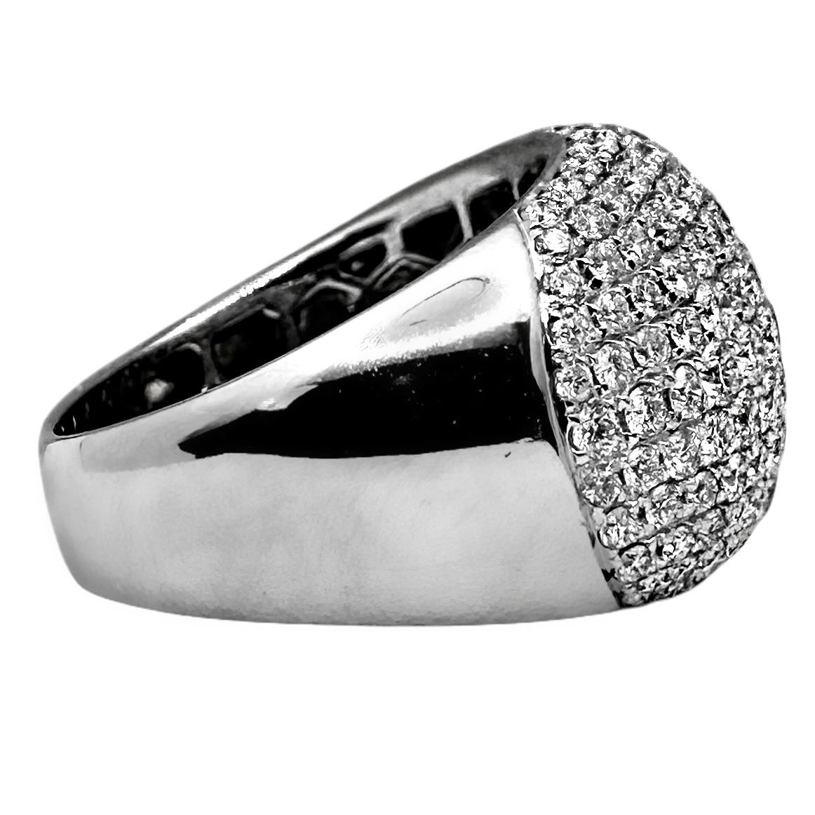 Diamantbesetzter 18K Weißgold Bomben-Kuppel-Cocktailring (Rundschliff) im Angebot