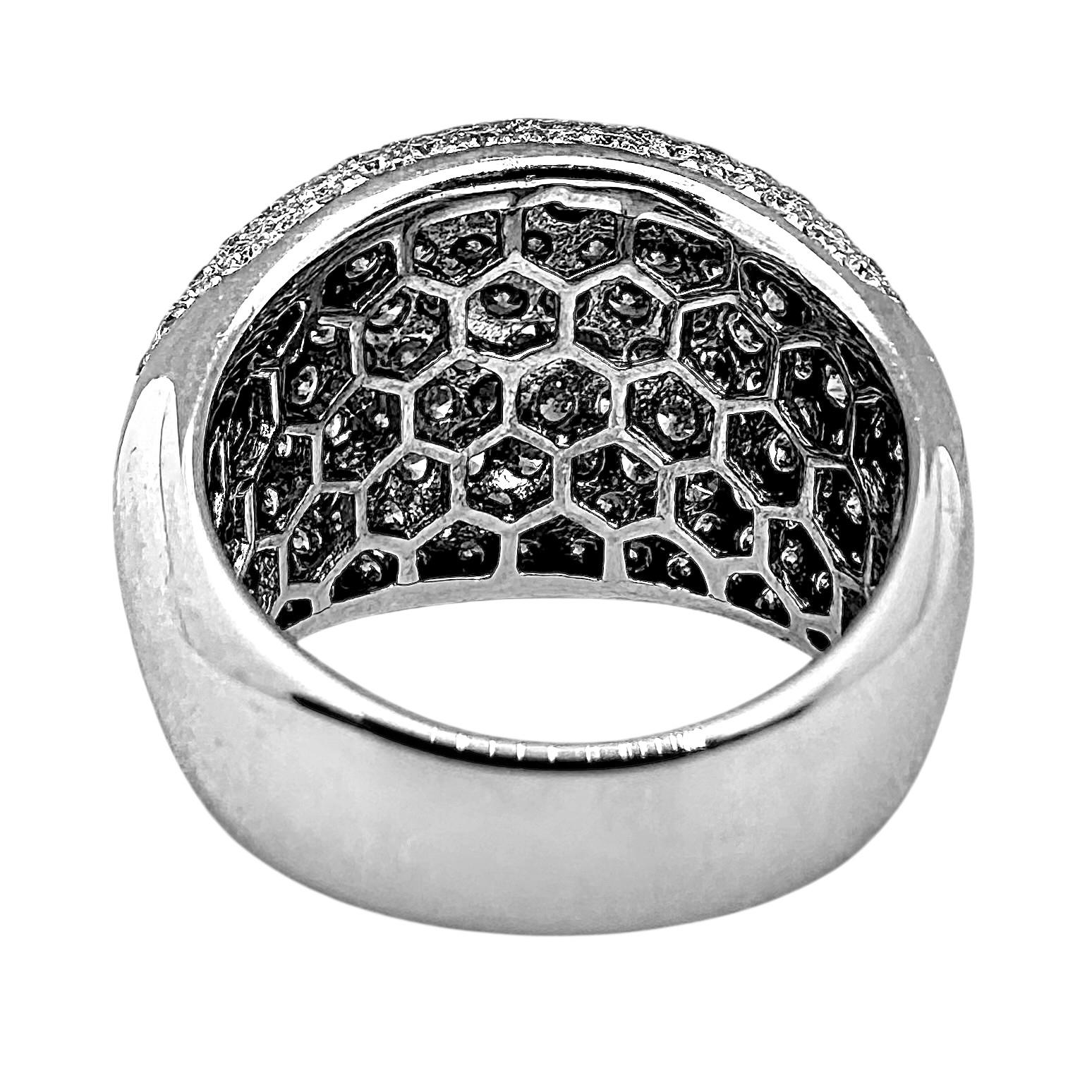 Diamantbesetzter 18K Weißgold Bomben-Kuppel-Cocktailring im Zustand „Gut“ im Angebot in Palm Beach, FL