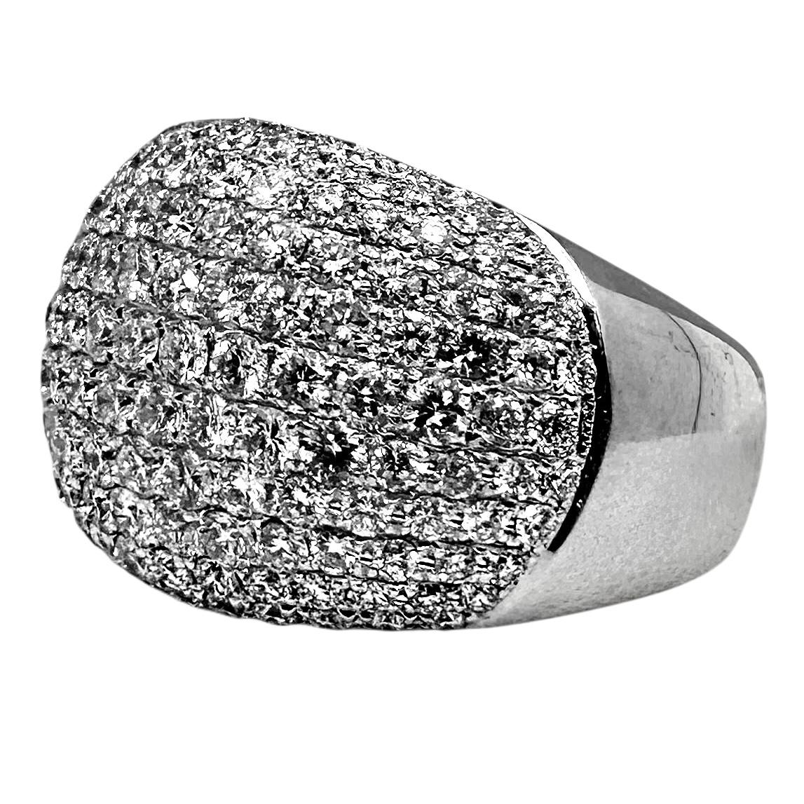 Diamantbesetzter 18K Weißgold Bomben-Kuppel-Cocktailring im Angebot 1
