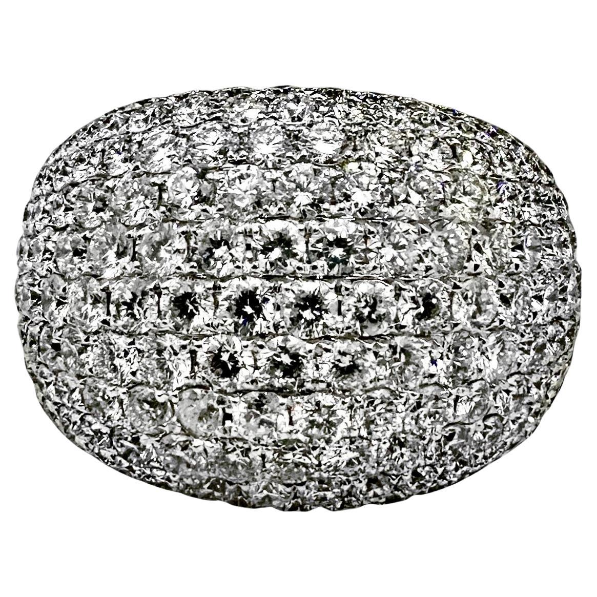 Diamantbesetzter 18K Weißgold Bomben-Kuppel-Cocktailring im Angebot