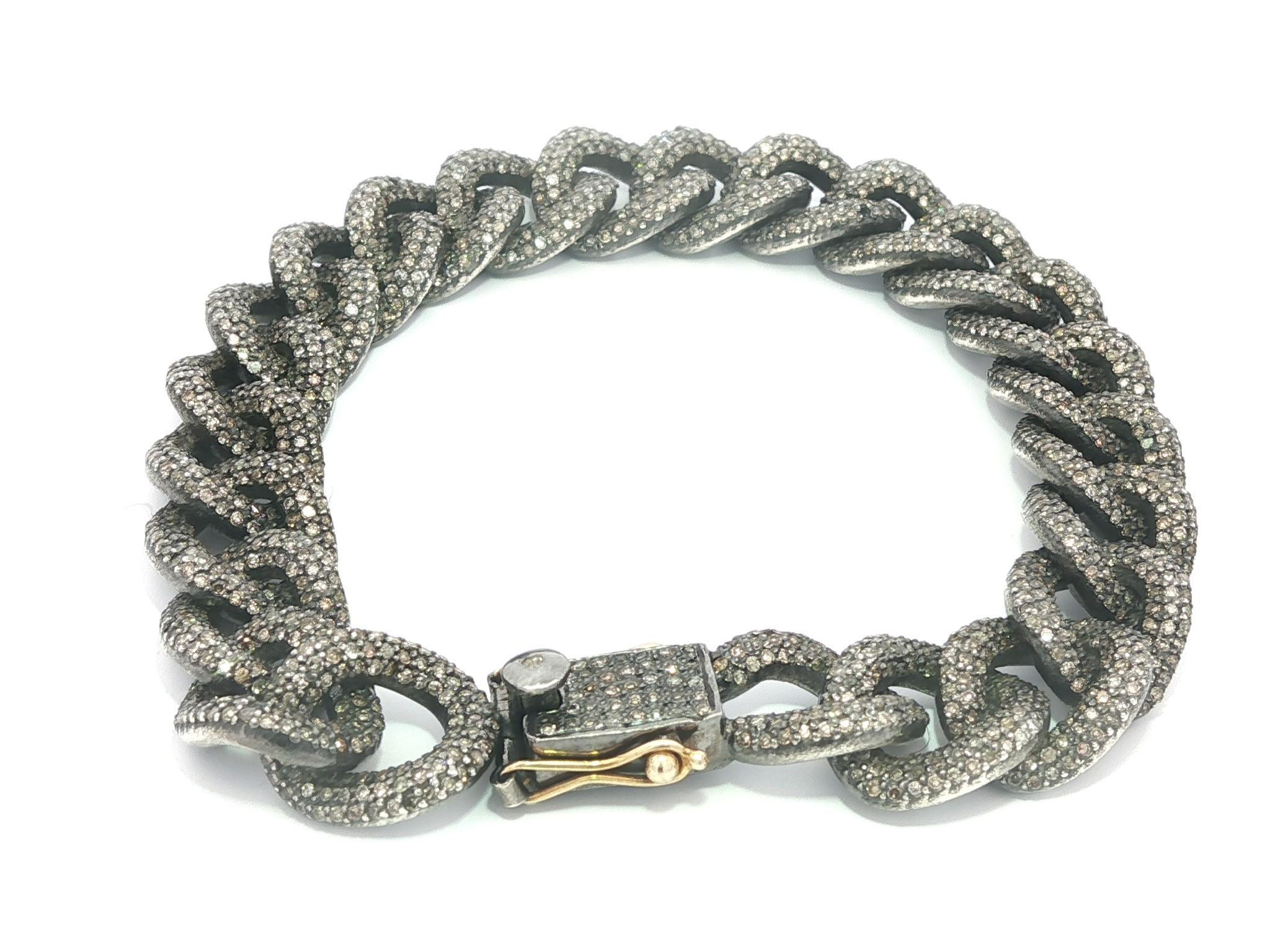 Taglio brillante Bracciale a maglie cubane in argento annerito e tempestato di diamanti, con chiusura a linguetta da 14 carati in vendita