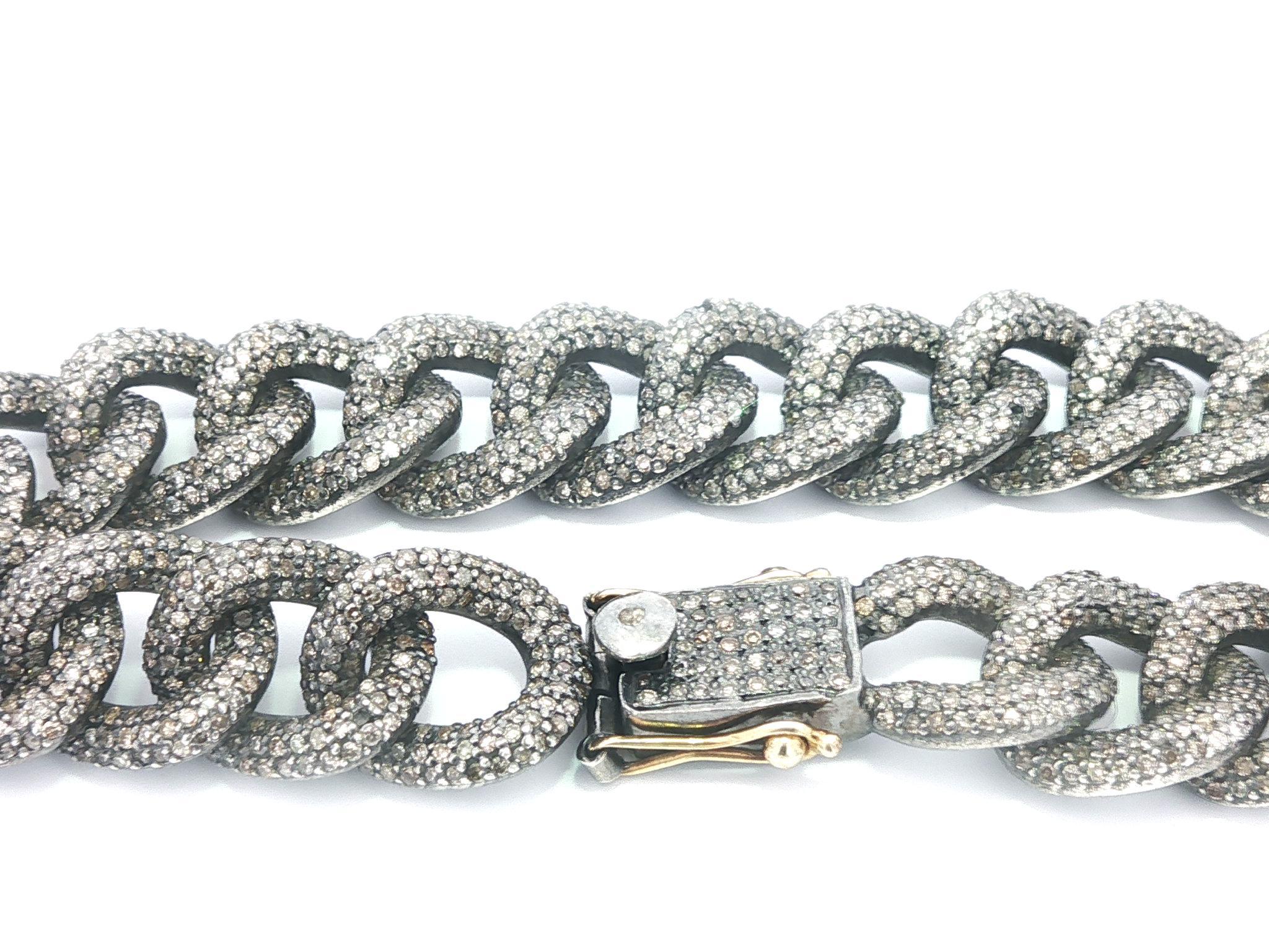 Bracciale a maglie cubane in argento annerito e tempestato di diamanti, con chiusura a linguetta da 14 carati In condizioni ottime in vendita a Montclair, NJ