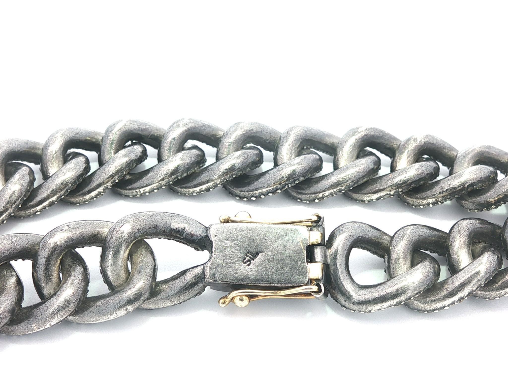 Donna Bracciale a maglie cubane in argento annerito e tempestato di diamanti, con chiusura a linguetta da 14 carati in vendita