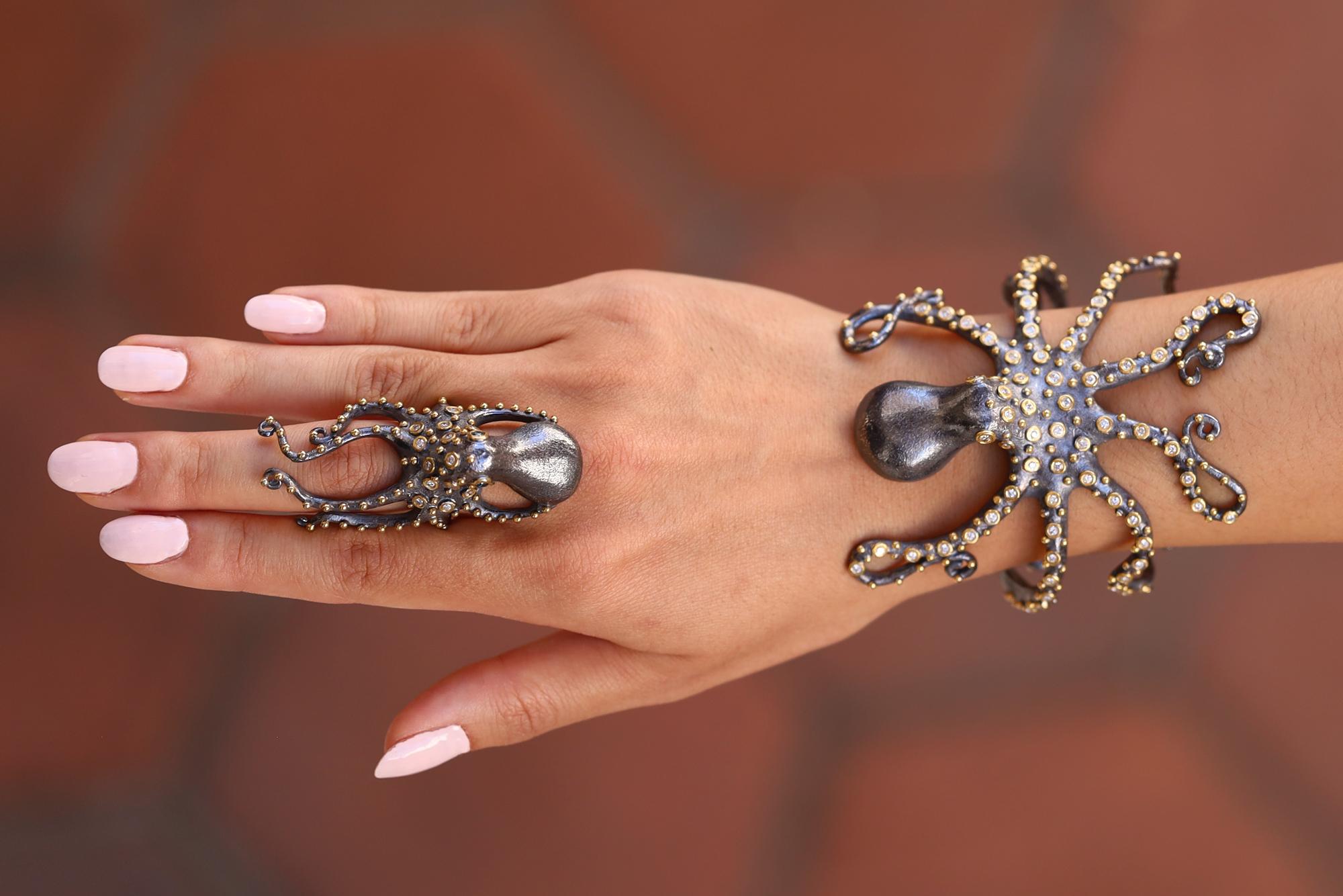 Octopus-Manschettenarmband aus 24 Karat Gold und oxidiertem Silber mit Diamanten besetzt  (Moderne) im Angebot