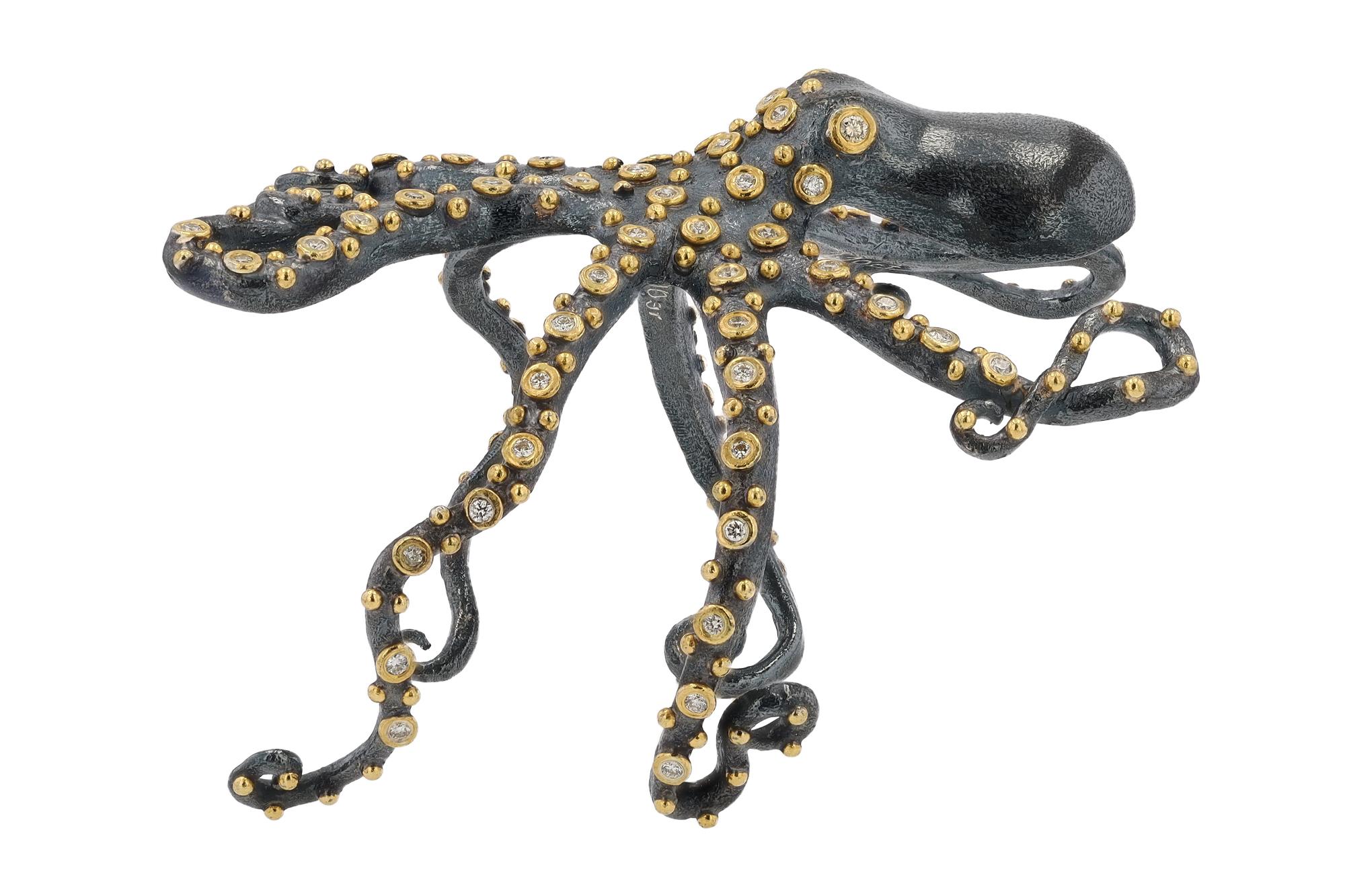 Taille ronde Manchette octope incrustée de diamants, or 24 carats et argent oxydé  en vente