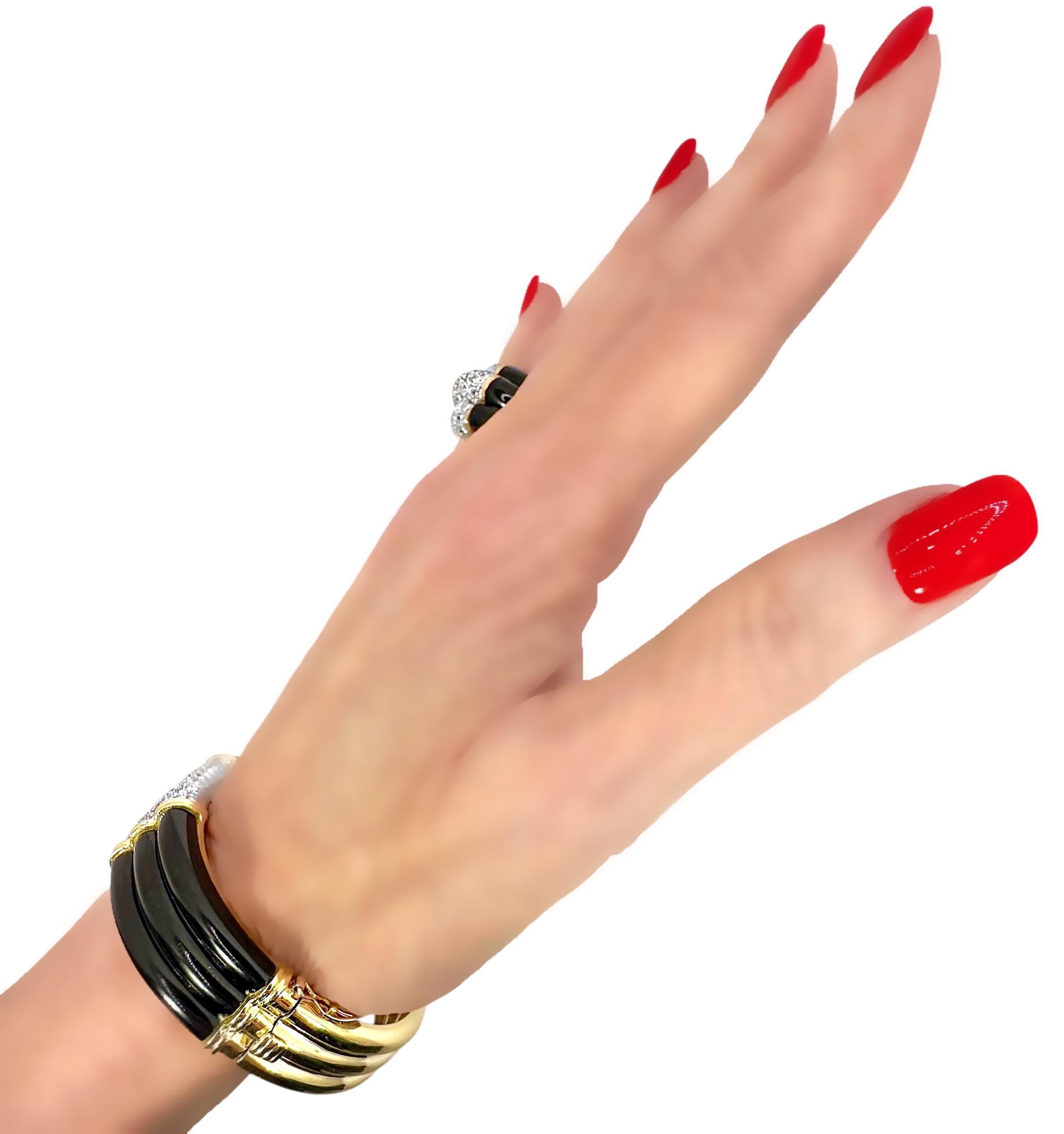 Bracelet à trois rangées incrustées de diamants avec épaules en onyx en or jaune 18 carats en vente 6