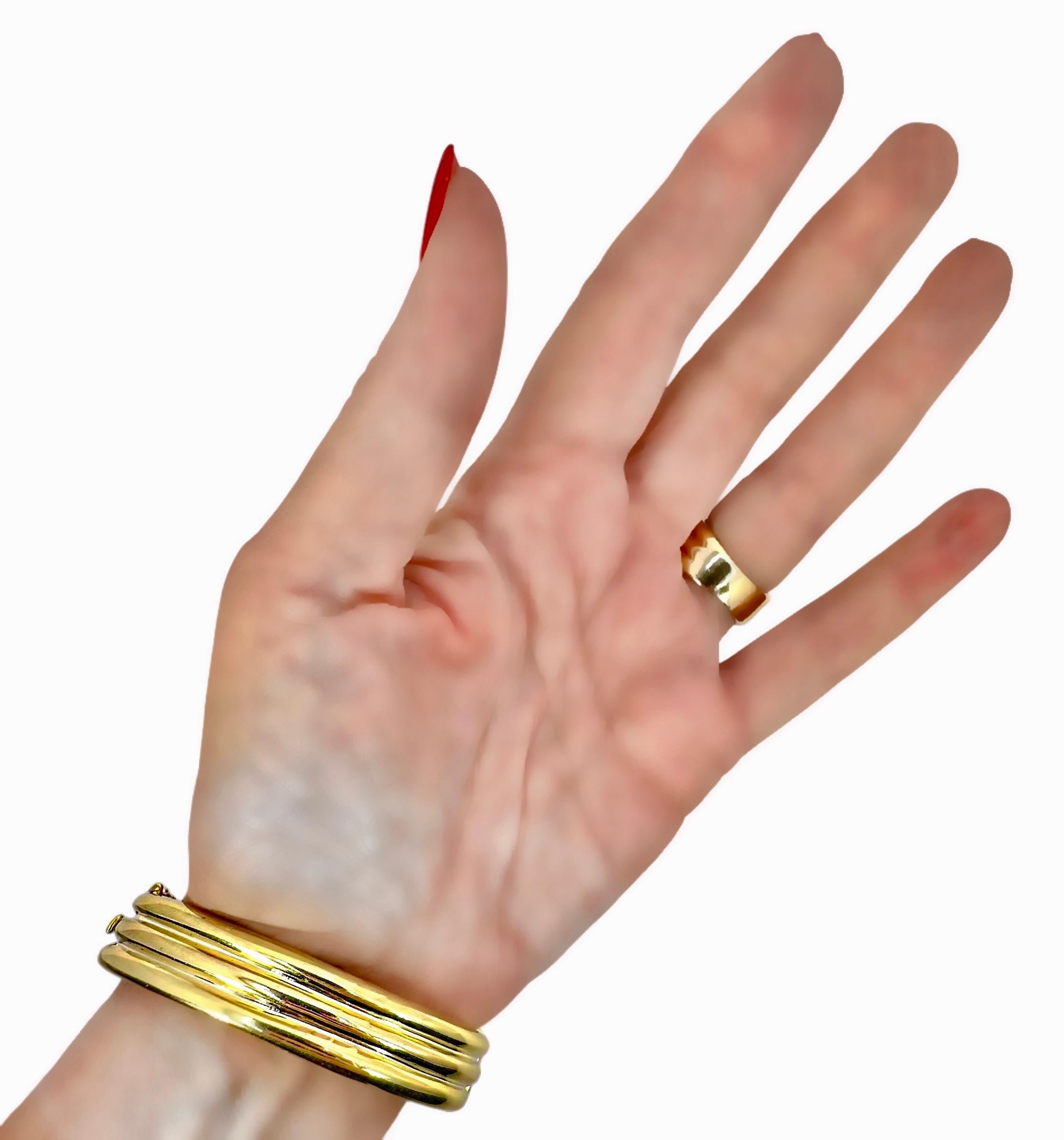 Bracelet à trois rangées incrustées de diamants avec épaules en onyx en or jaune 18 carats en vente 7