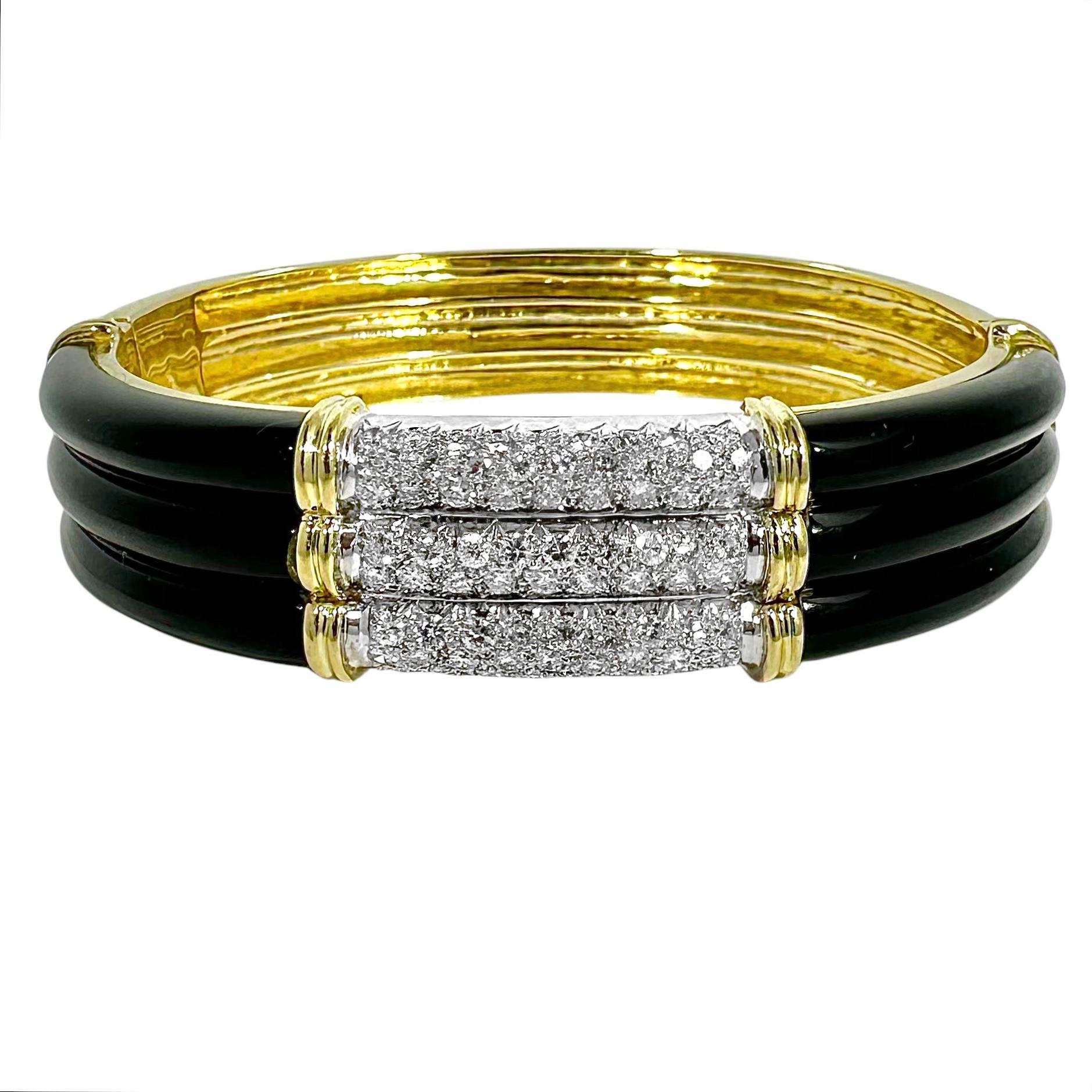 Ce bracelet en or jaune 18k du milieu du 20e siècle est composé de trois rangées de plaques de bombe incrustées de diamants au centre et d'épaules en onyx bombe poli. L'arrière complète le look avec trois sections en or jaune en forme de bombe.