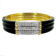 Bracciale a tre file incrostate di diamanti con spalle in onice in oro giallo 18 carati