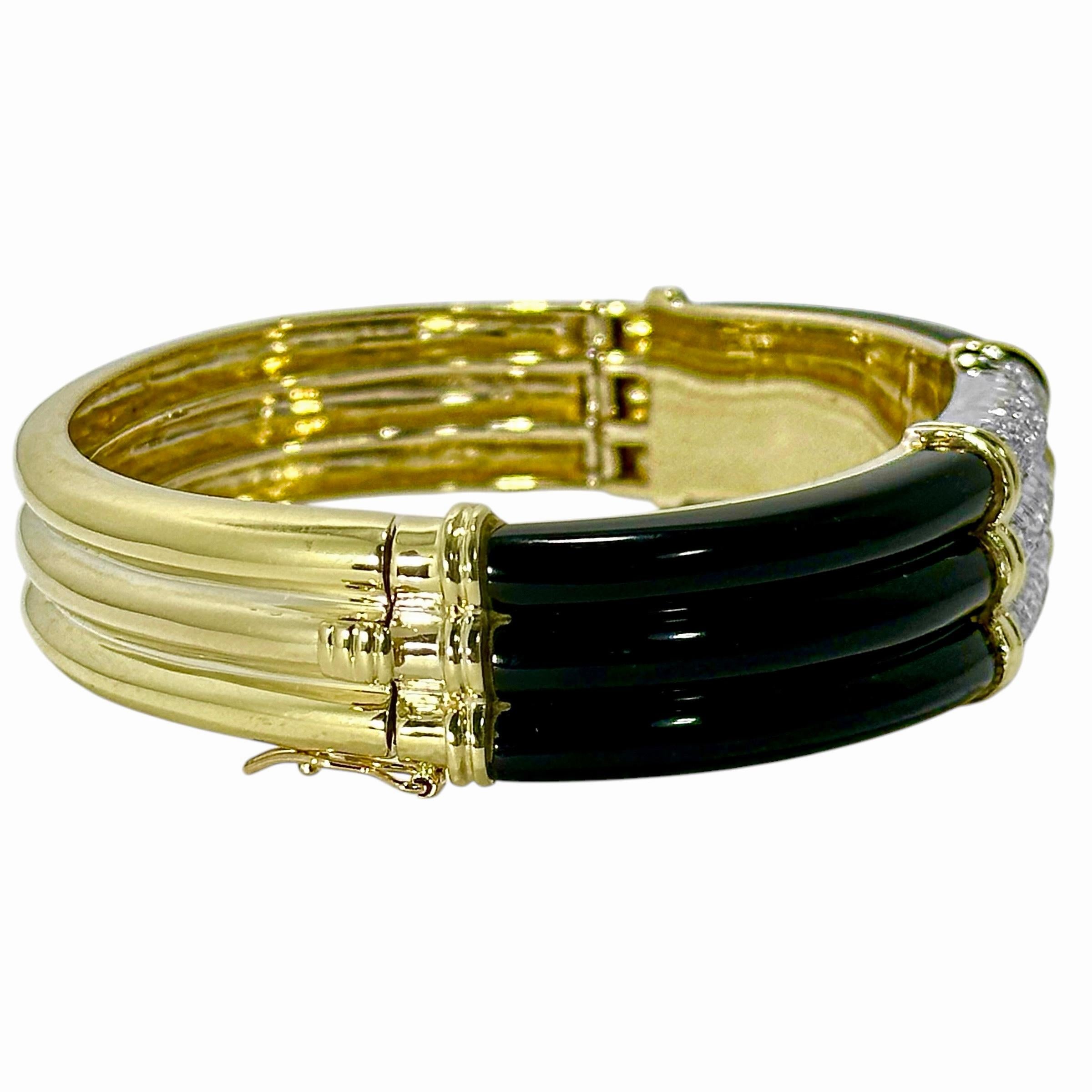 Moderne Bracelet à trois rangées incrustées de diamants avec épaules en onyx en or jaune 18 carats en vente