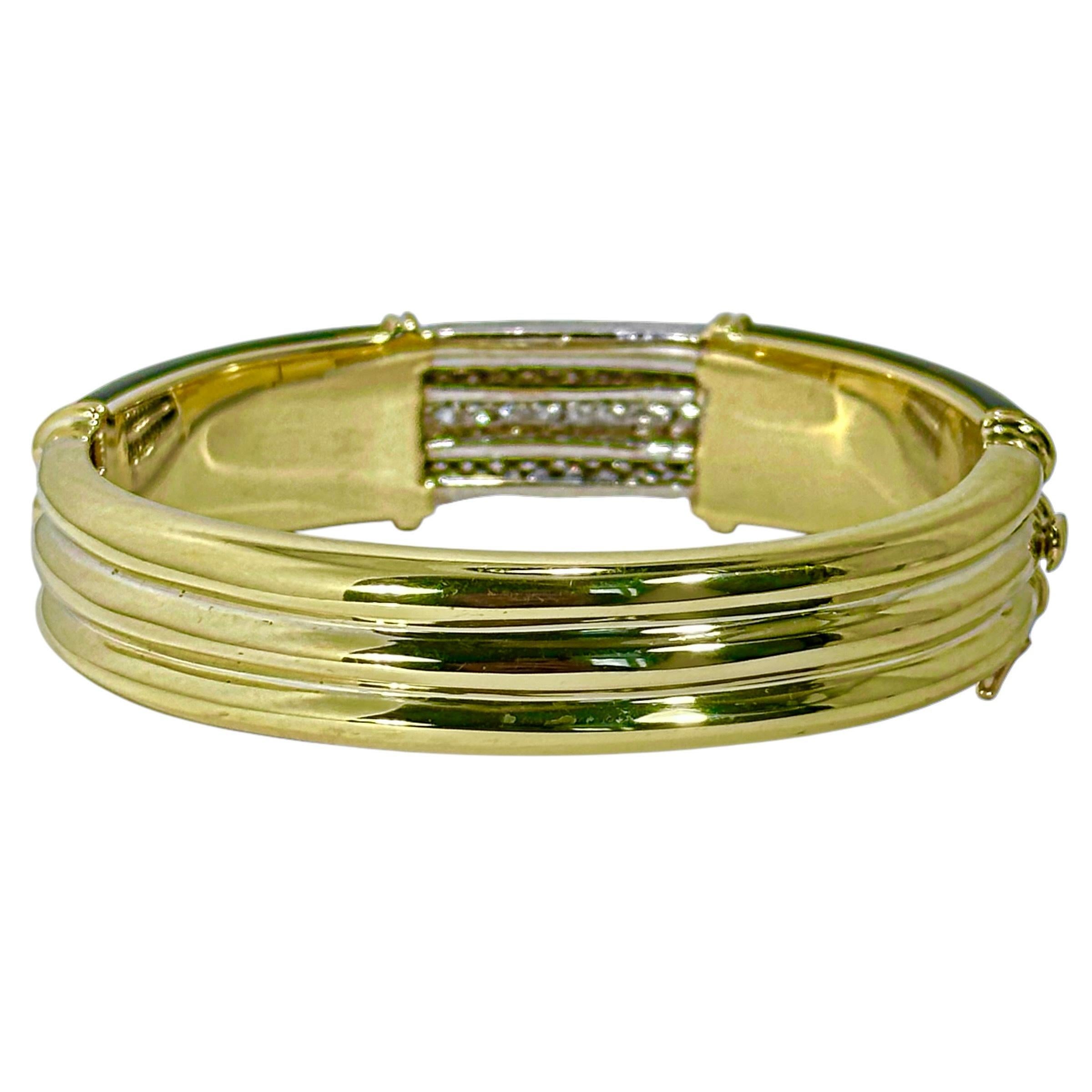 Taille ronde Bracelet à trois rangées incrustées de diamants avec épaules en onyx en or jaune 18 carats en vente