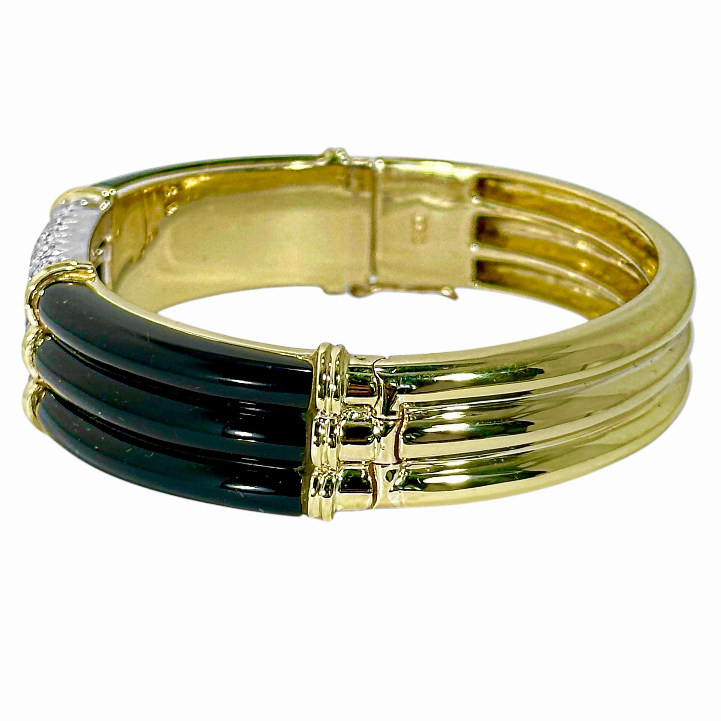 Bracelet à trois rangées incrustées de diamants avec épaules en onyx en or jaune 18 carats Bon état - En vente à Palm Beach, FL