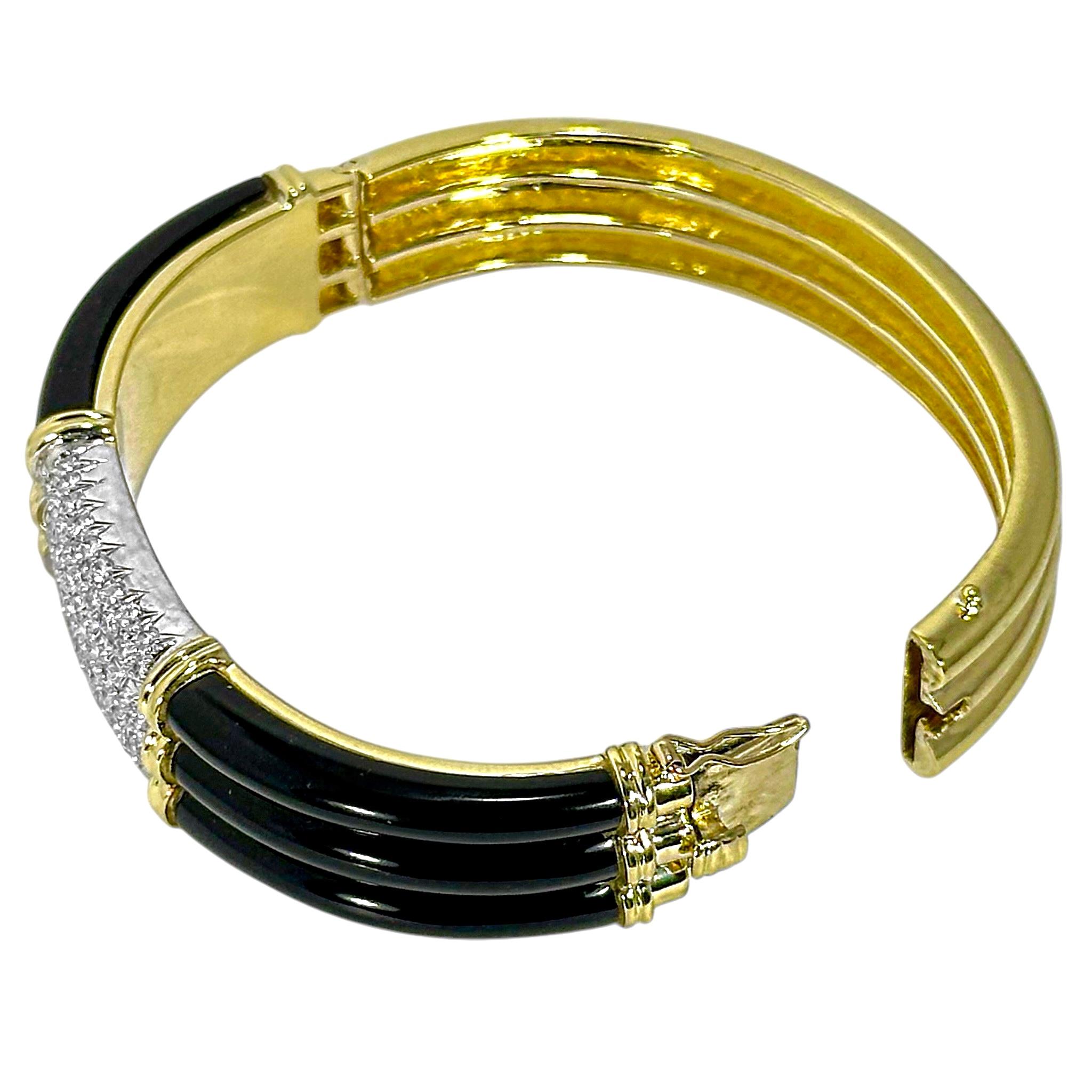 Bracelet à trois rangées incrustées de diamants avec épaules en onyx en or jaune 18 carats Pour femmes en vente