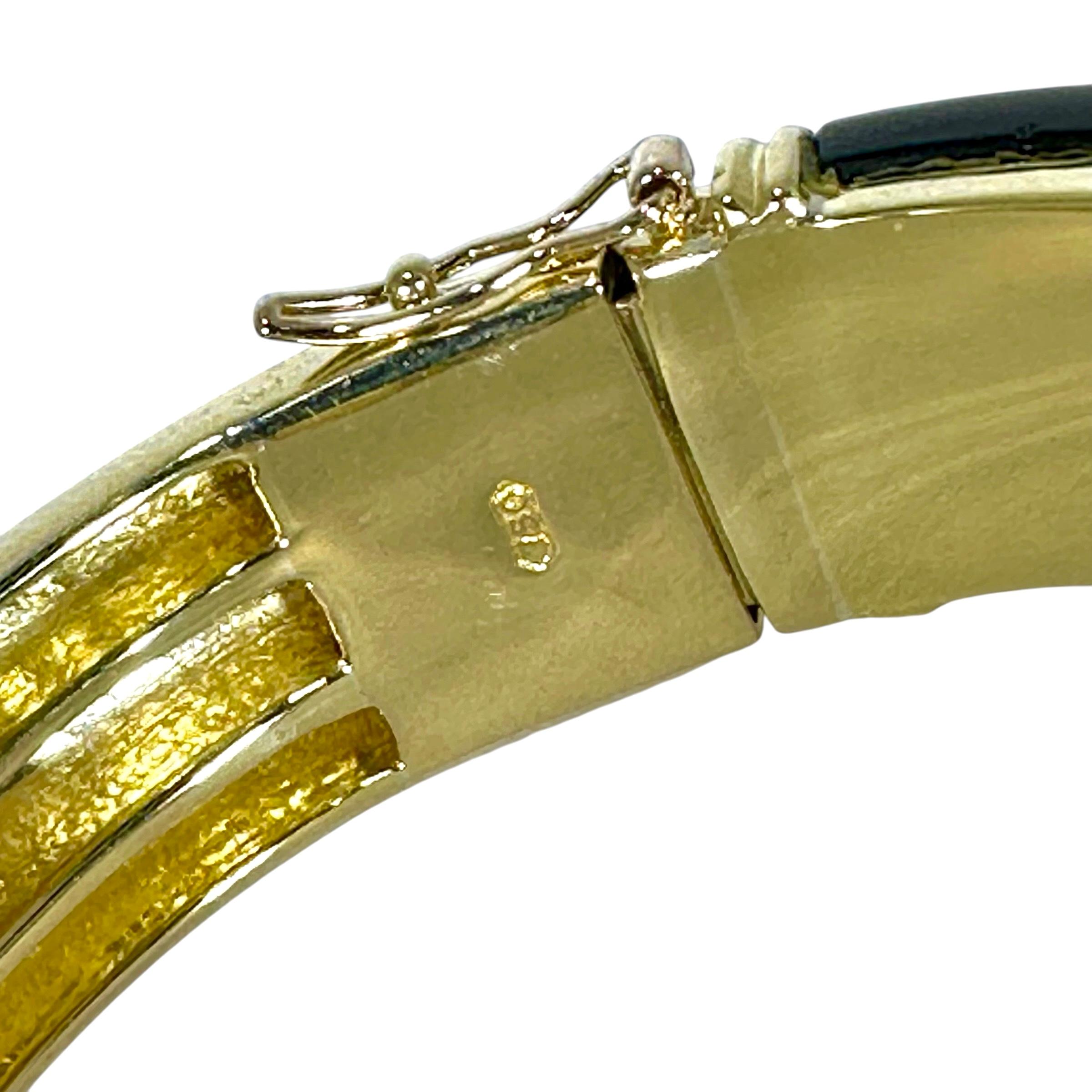 Bracelet à trois rangées incrustées de diamants avec épaules en onyx en or jaune 18 carats en vente 1