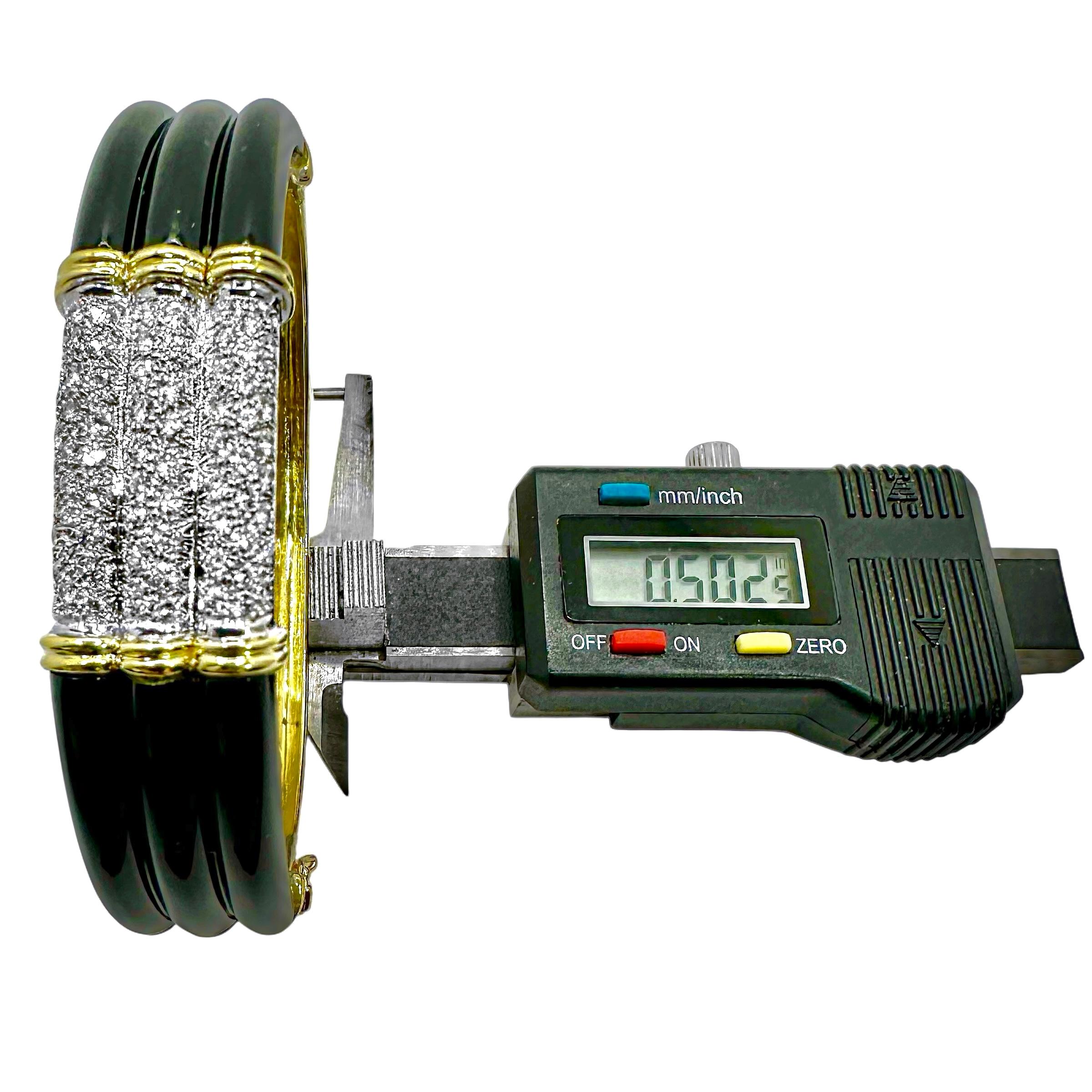 Bracelet à trois rangées incrustées de diamants avec épaules en onyx en or jaune 18 carats en vente 3