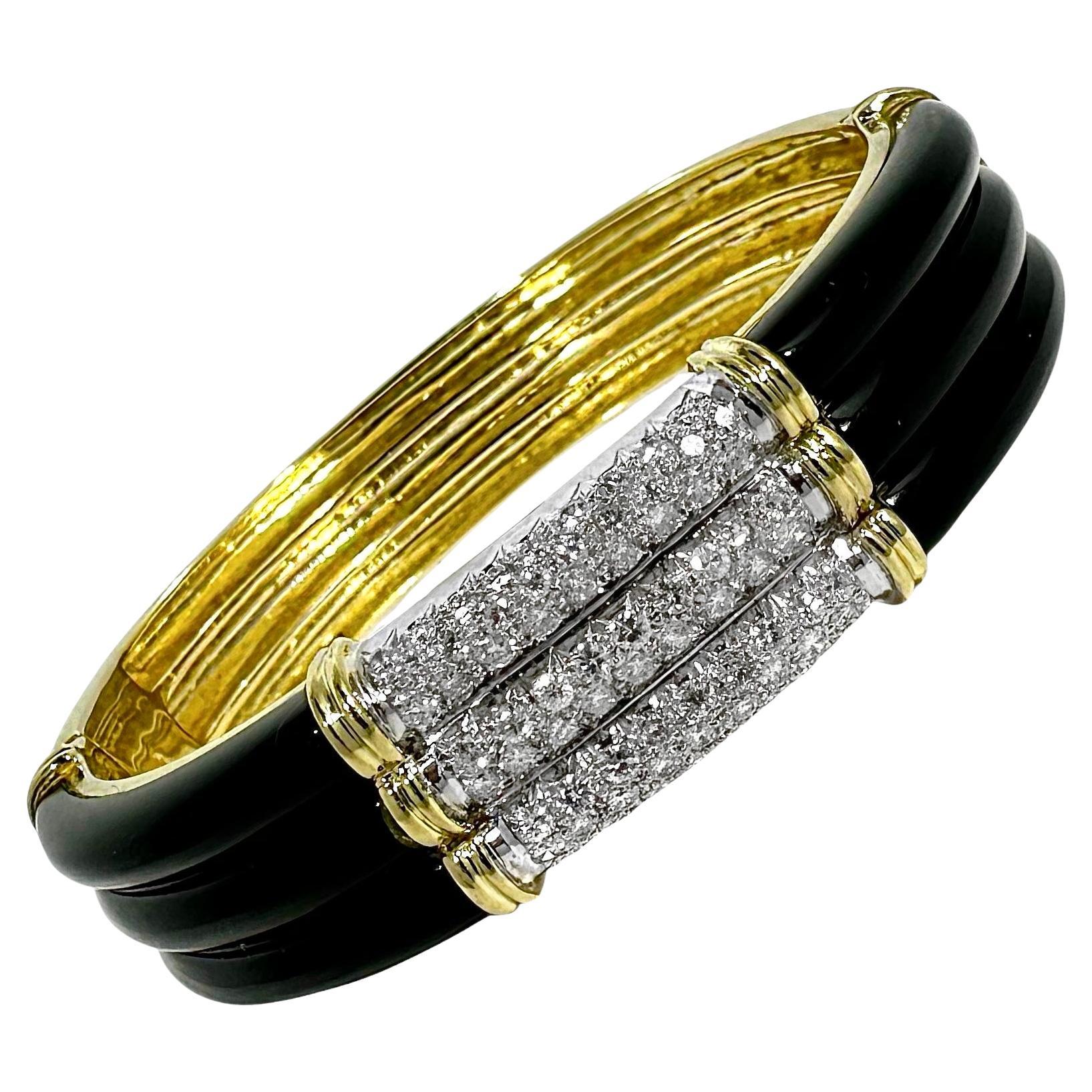 Bracciale a tre file incrostate di diamanti con spalle in onice in oro giallo 18 carati