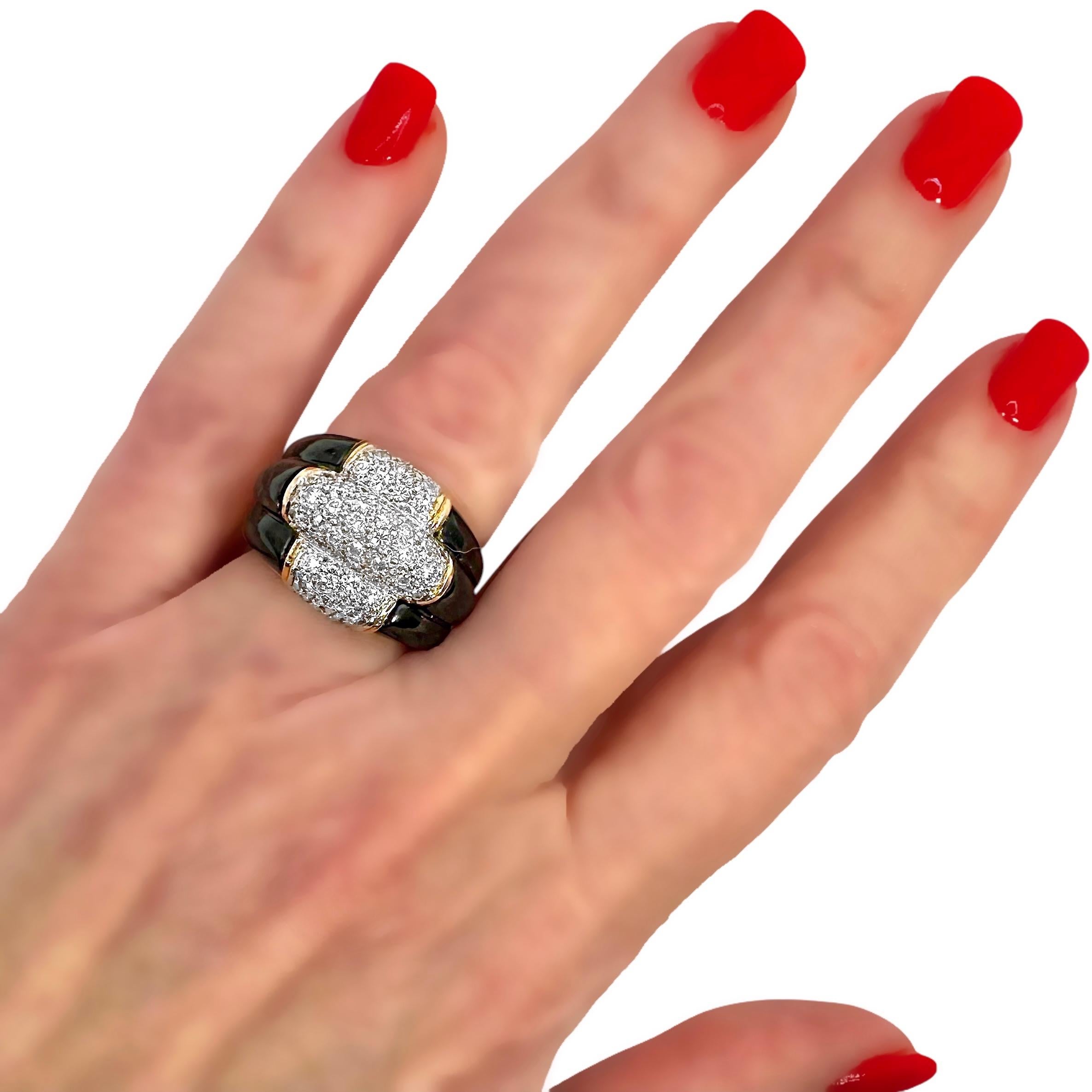 Bague à trois rangées incrustée de diamants avec épaules en onyx en or jaune en vente 4