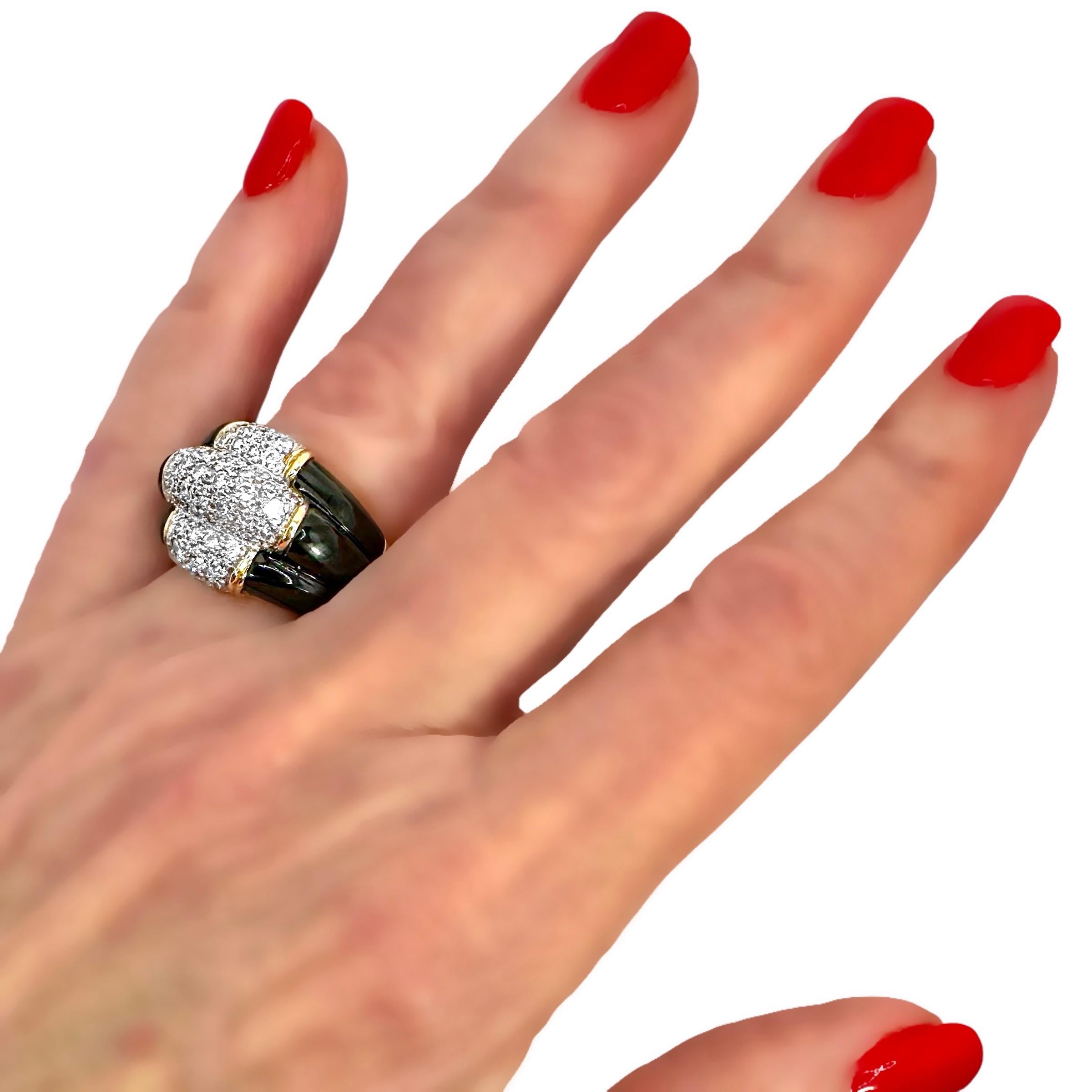 Bague à trois rangées incrustée de diamants avec épaules en onyx en or jaune en vente 5